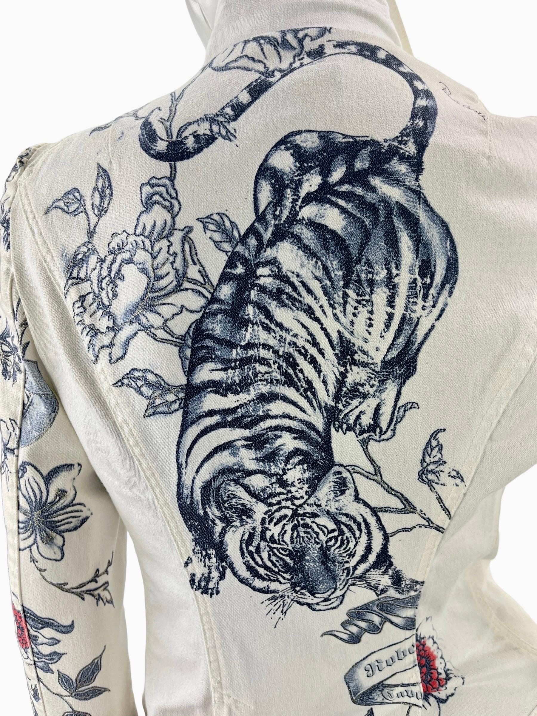 2003 Vintage Roberto Cavalli Tattoo Printed White Denim Jacket Size M In Excellent Condition For Sale In Montgomery, TX