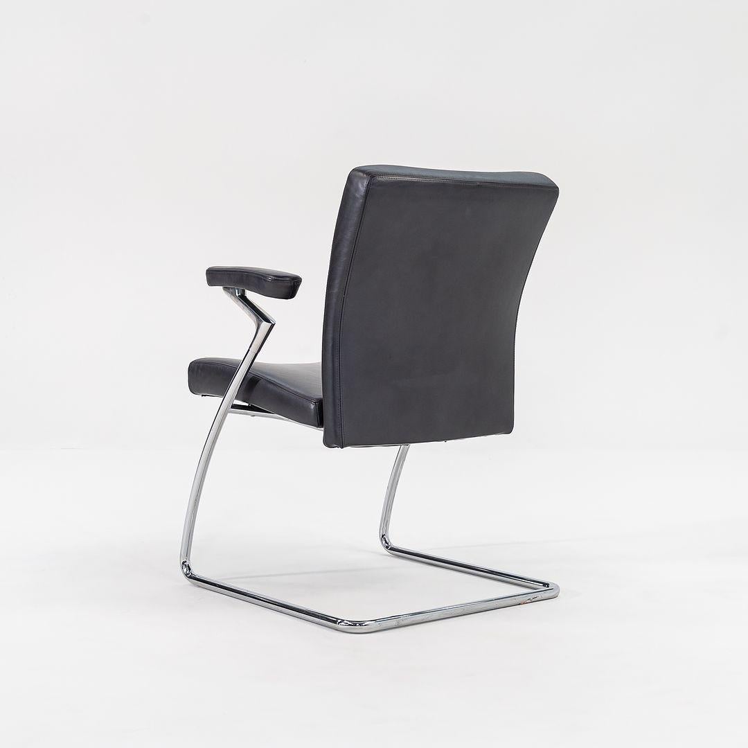 Moderno 2003 Walter Knoll Art Collection Arm Dining Side Chairs in acciaio e pelle grigia in vendita