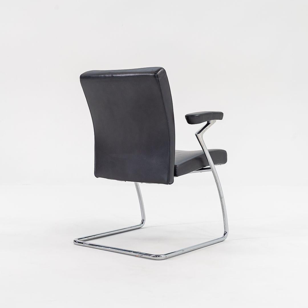 Europeo 2003 Walter Knoll Art Collection Arm Dining Side Chairs in acciaio e pelle grigia in vendita