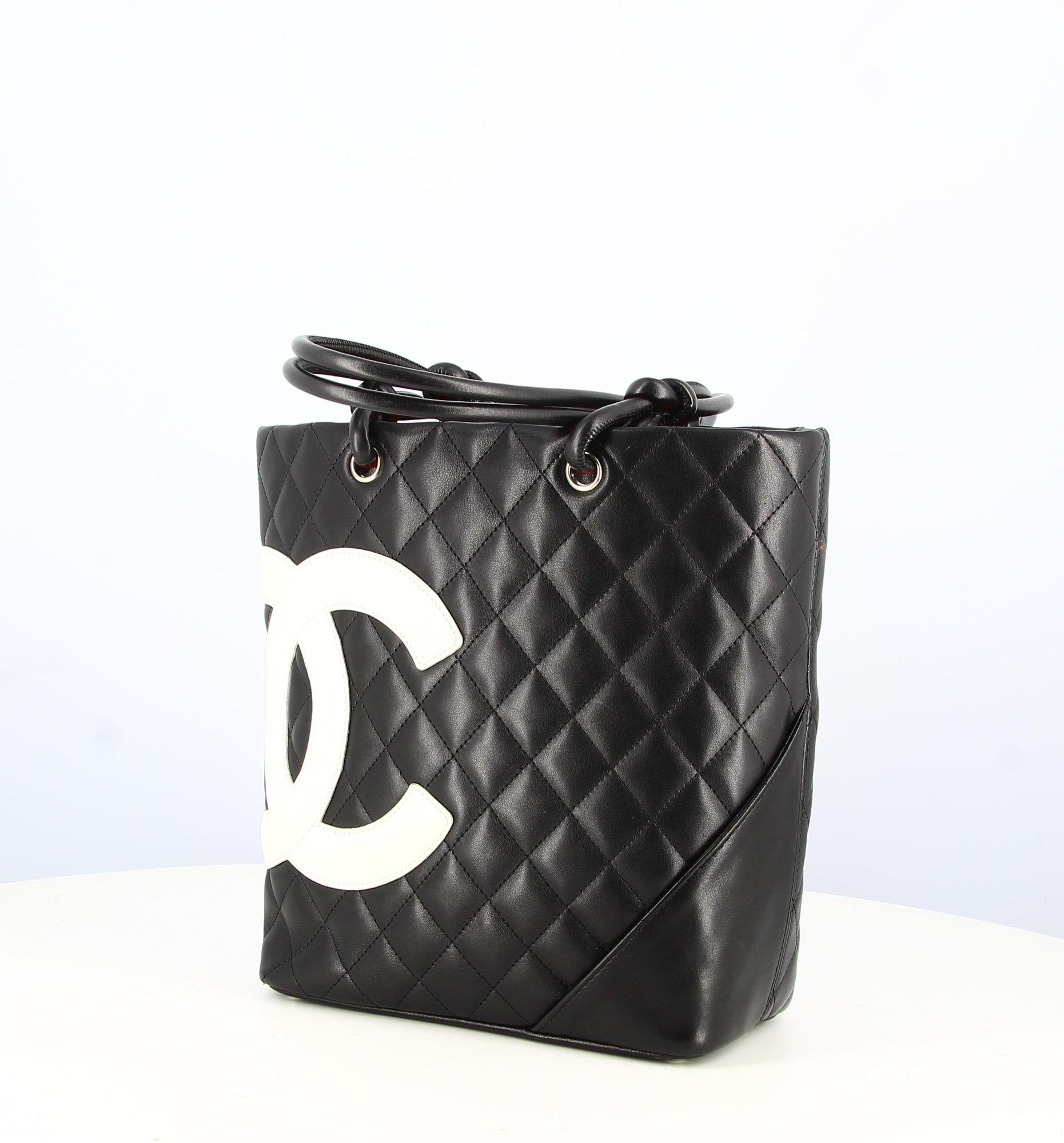 2004-2005 Chanel Cambon Black Leather Bag
- Good condition with slight traces of wear appeared with time.
- Black quilted handbag, double C logo in white on the side, double short black leather straps, small pocket inside
- Pink fabric interior,