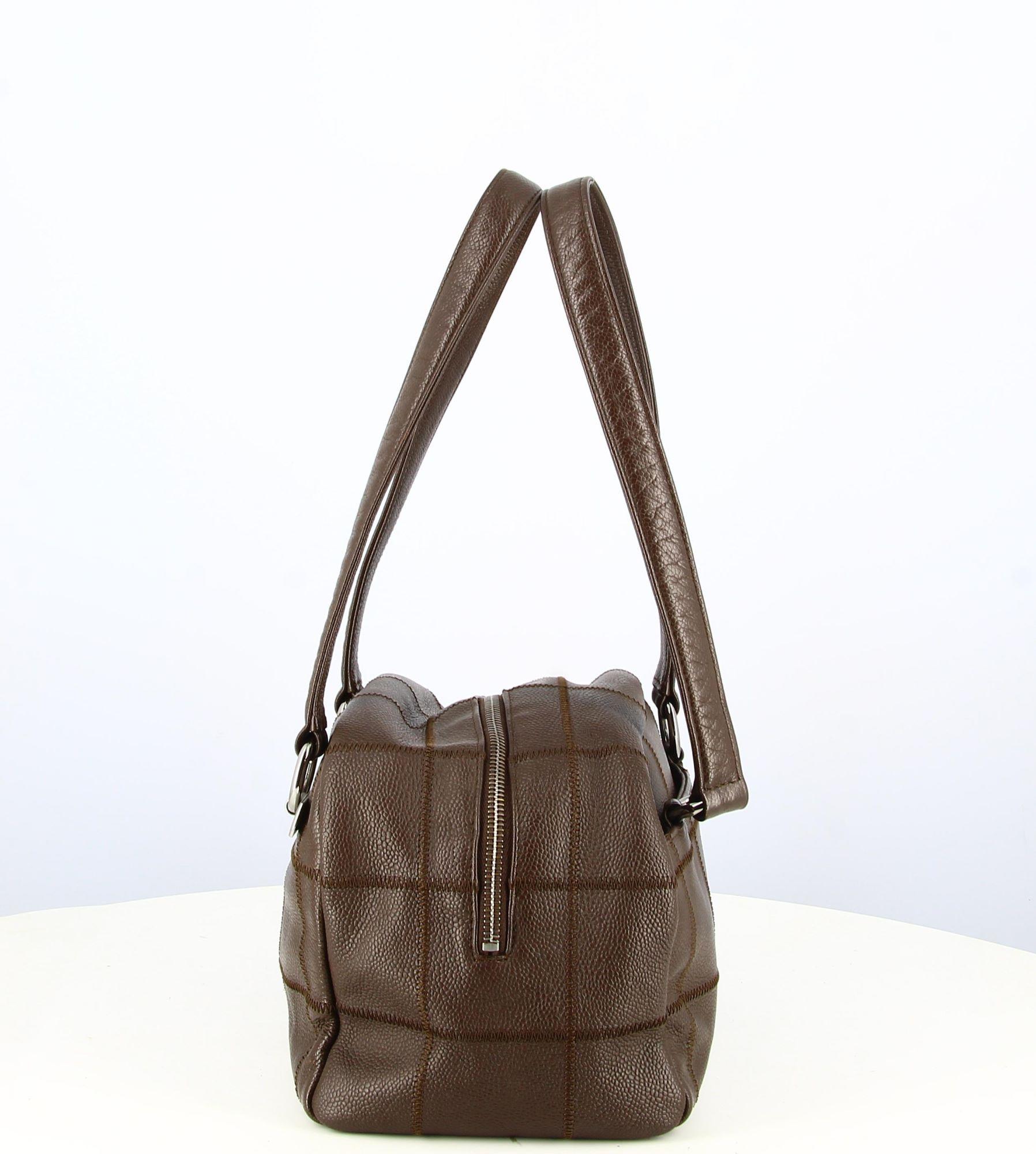 - Good condition, some slight traces of wear with time.
- Chanel handbag, brown leather, two brown leather straps, shoulder strap, small pocket in the back of the bag, Chanel logo on the front, silver zip.
- The inside is a brown lining with the