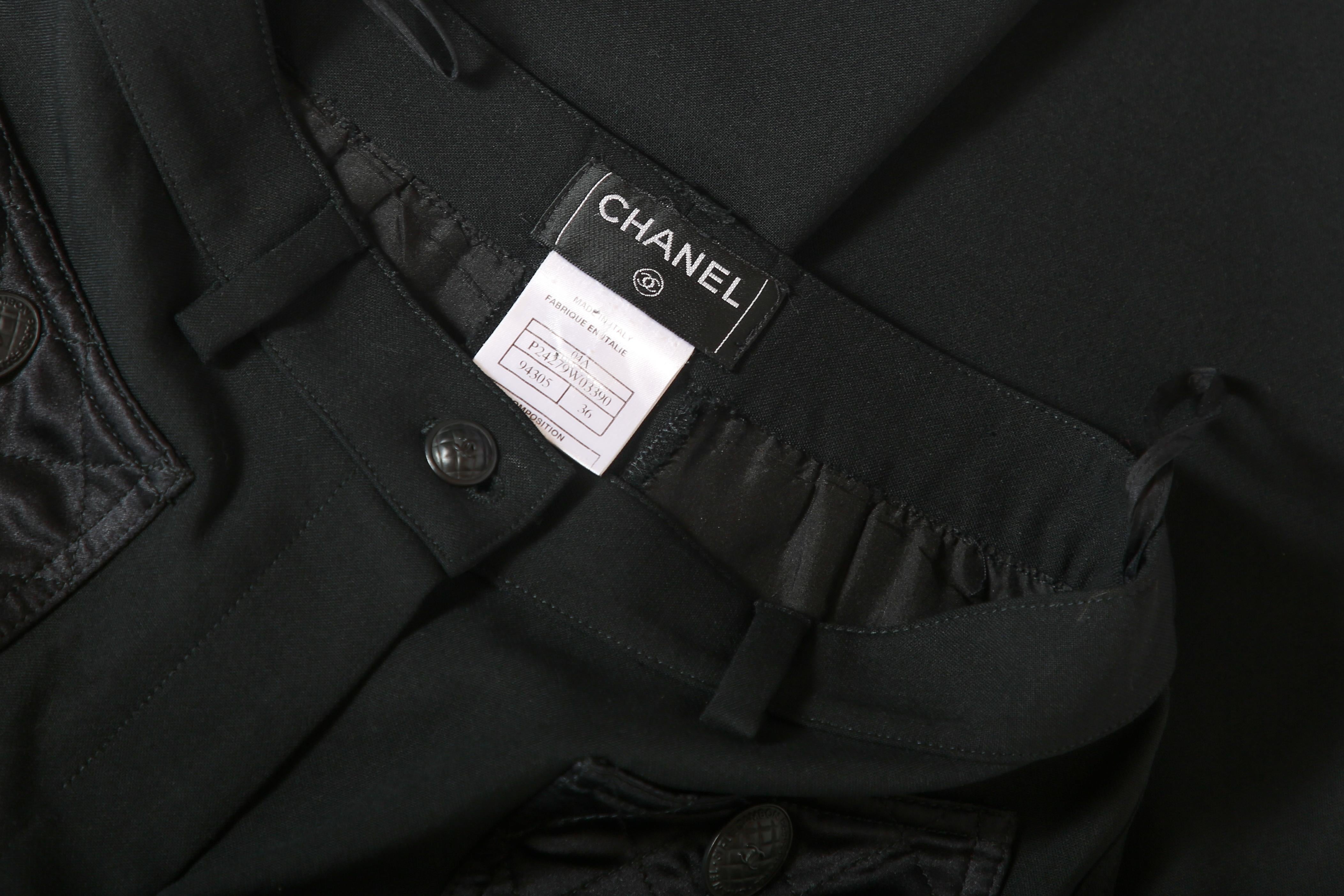2004 A/H Chanel Black Wool Stretch Pants w/Quilted Satin Hip Pockets For Sale 2
