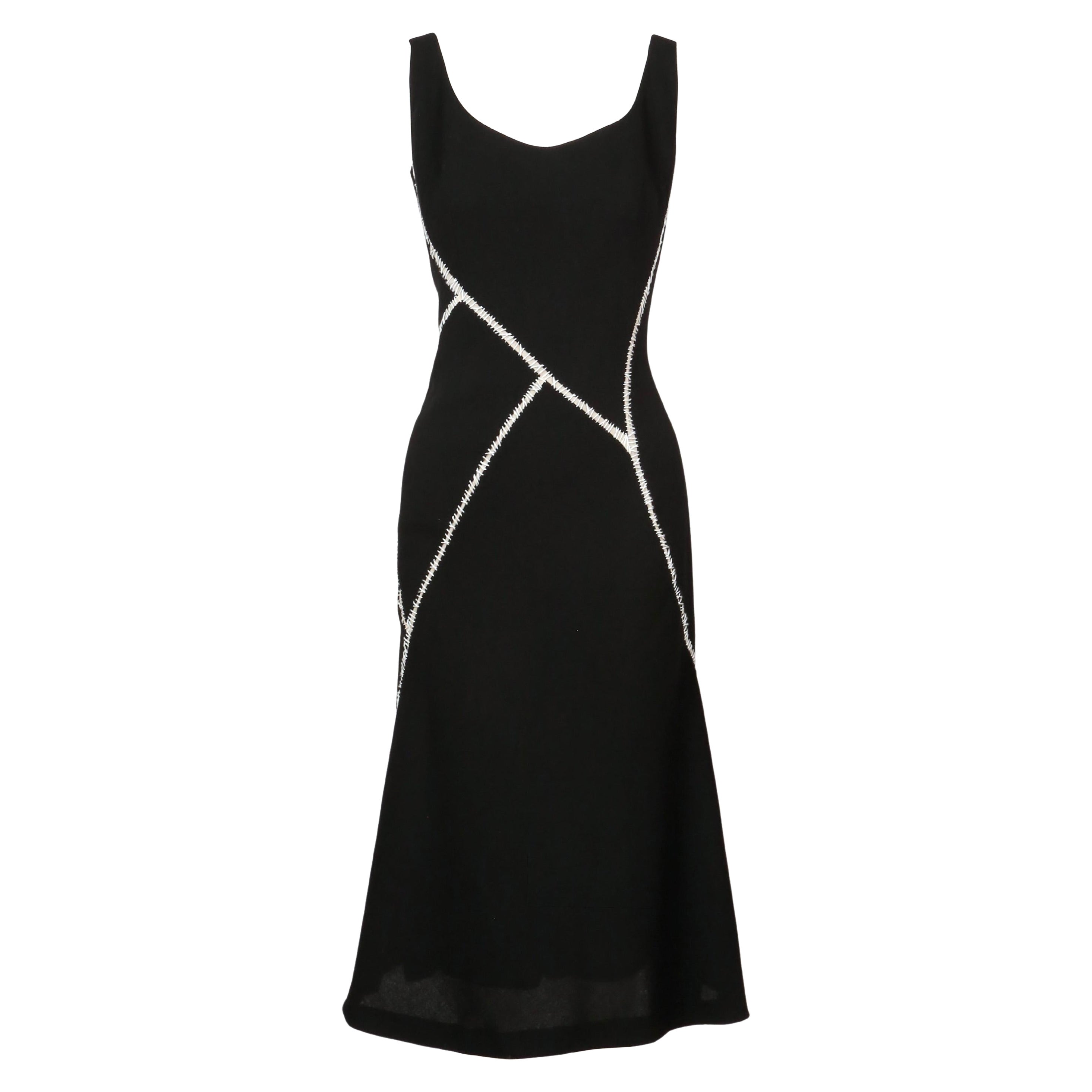 2004 Alexander McQueen abito in lana nera con cuciture bianche a mano