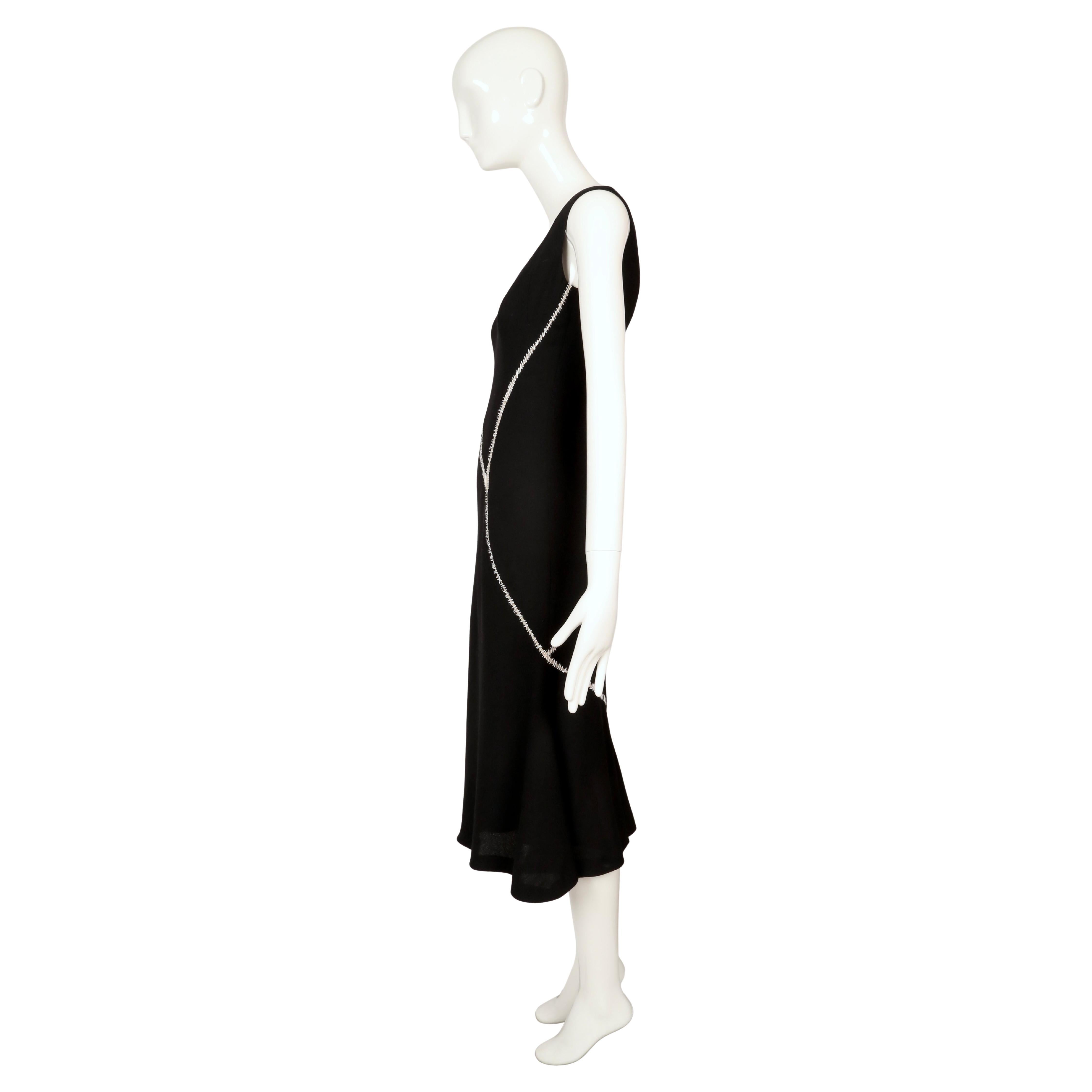 ALEXANDER MCQUEEN Robe en laine noire avec surpiqûres blanches, 2004 en vente 5
