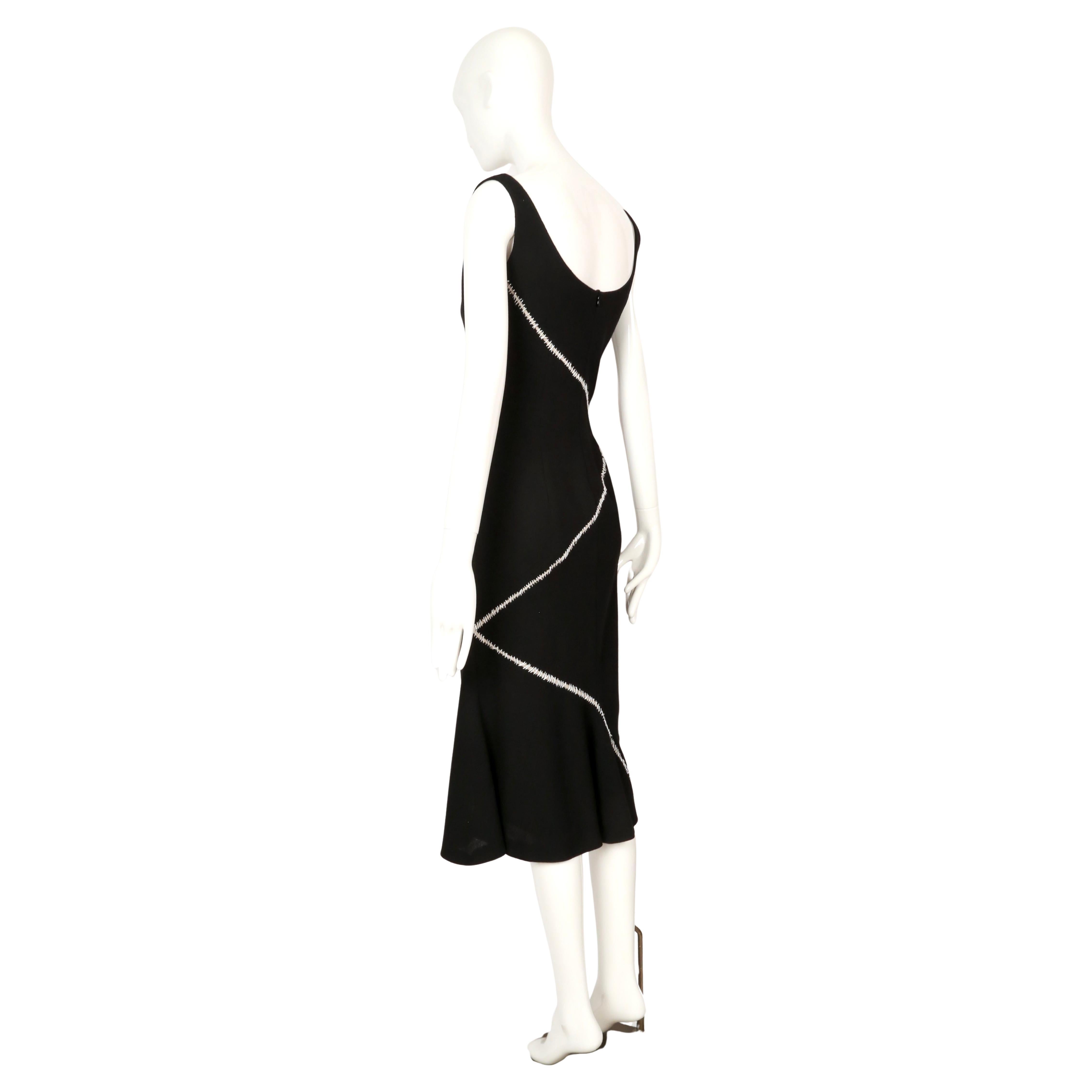 ALEXANDER MCQUEEN Robe en laine noire avec surpiqûres blanches, 2004 en vente 6