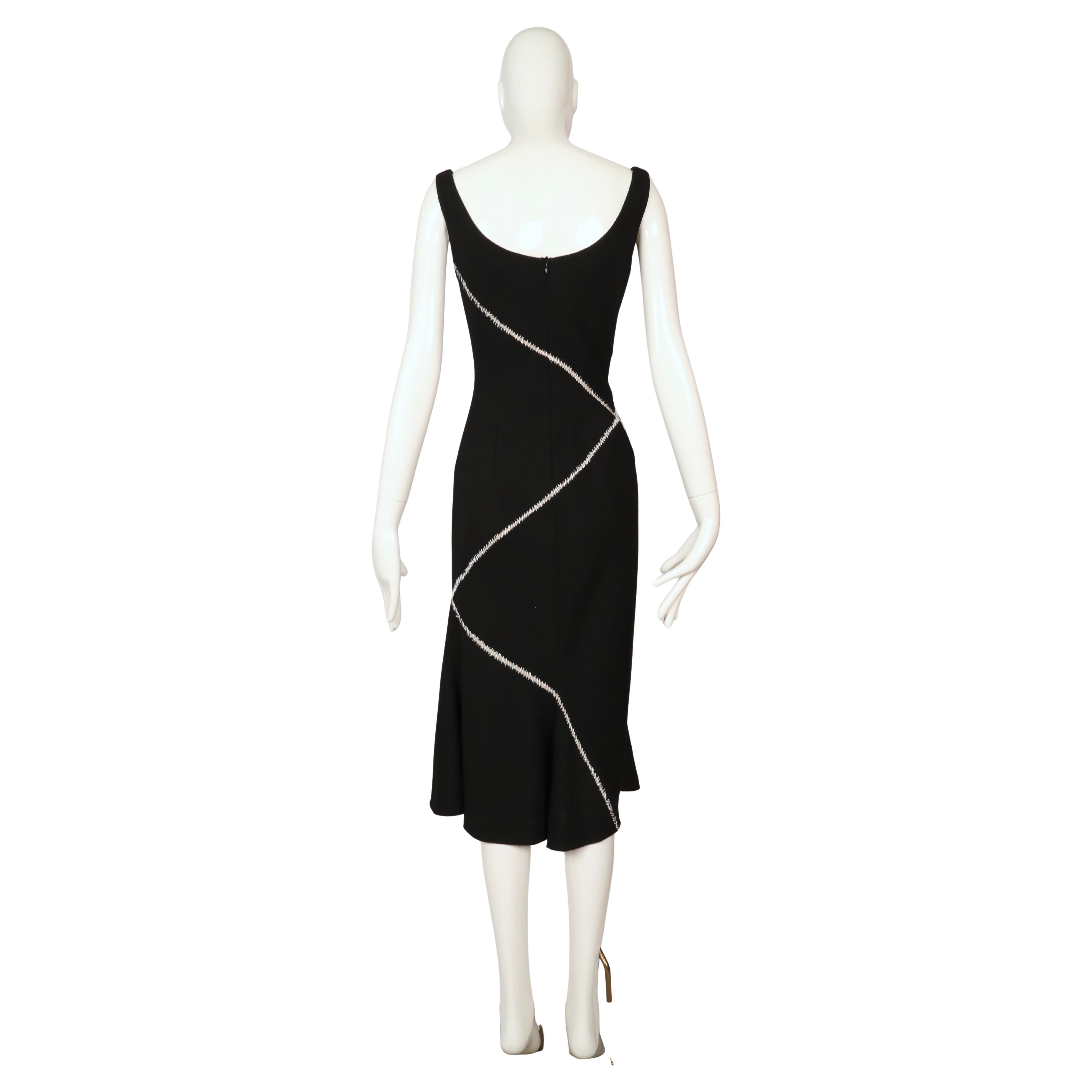 ALEXANDER MCQUEEN Robe en laine noire avec surpiqûres blanches, 2004 en vente 7