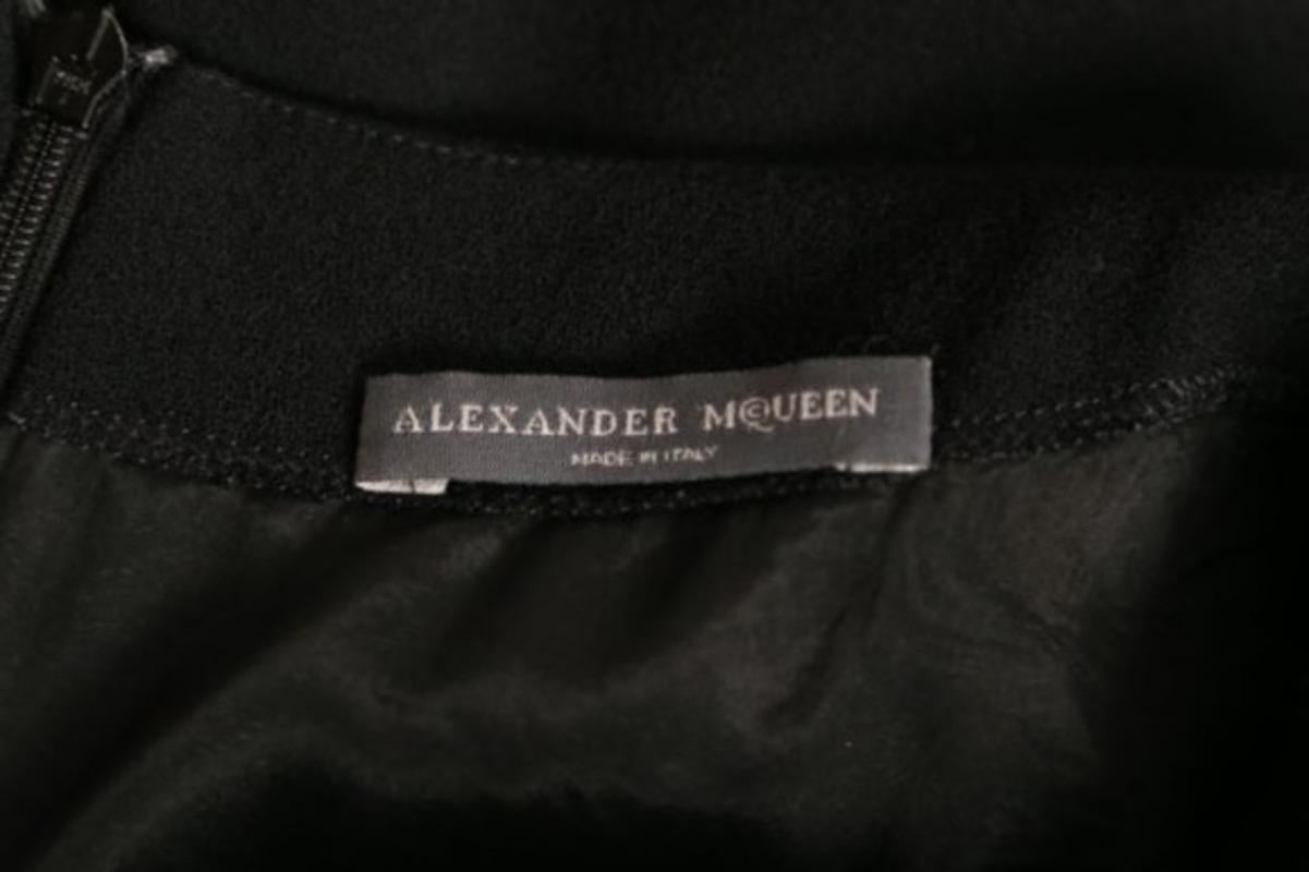 ALEXANDER MCQUEEN Robe en laine noire avec surpiqûres blanches, 2004 en vente 8