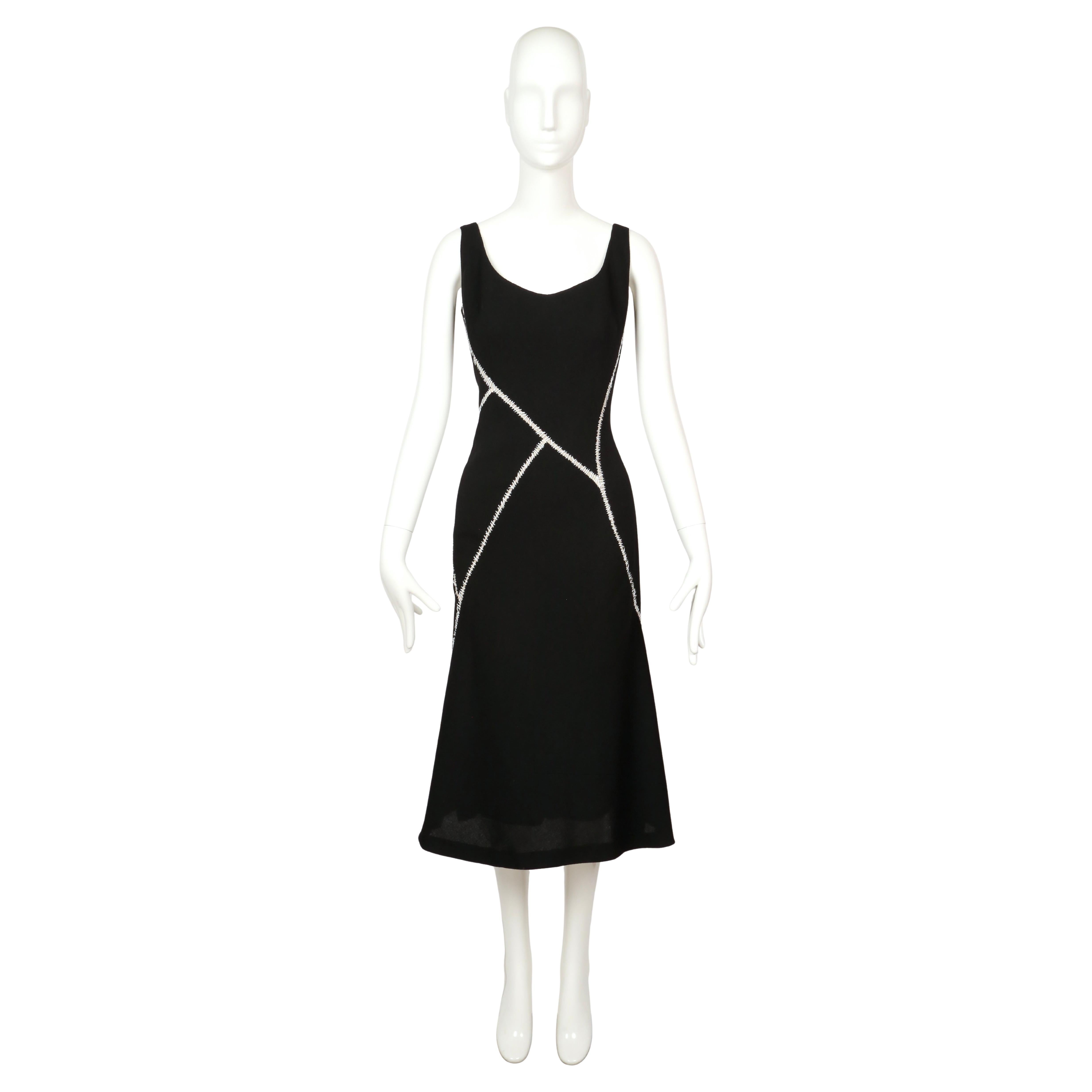 Alexander McQueen, printemps/été 2004

Robe noire sans manches de la collection printemps/été 2004 d'Alexander McQueen. Taillé dans une silhouette près du corps, ce modèle présente des coutures incurvées et entrecroisées, bordées de surpiqûres