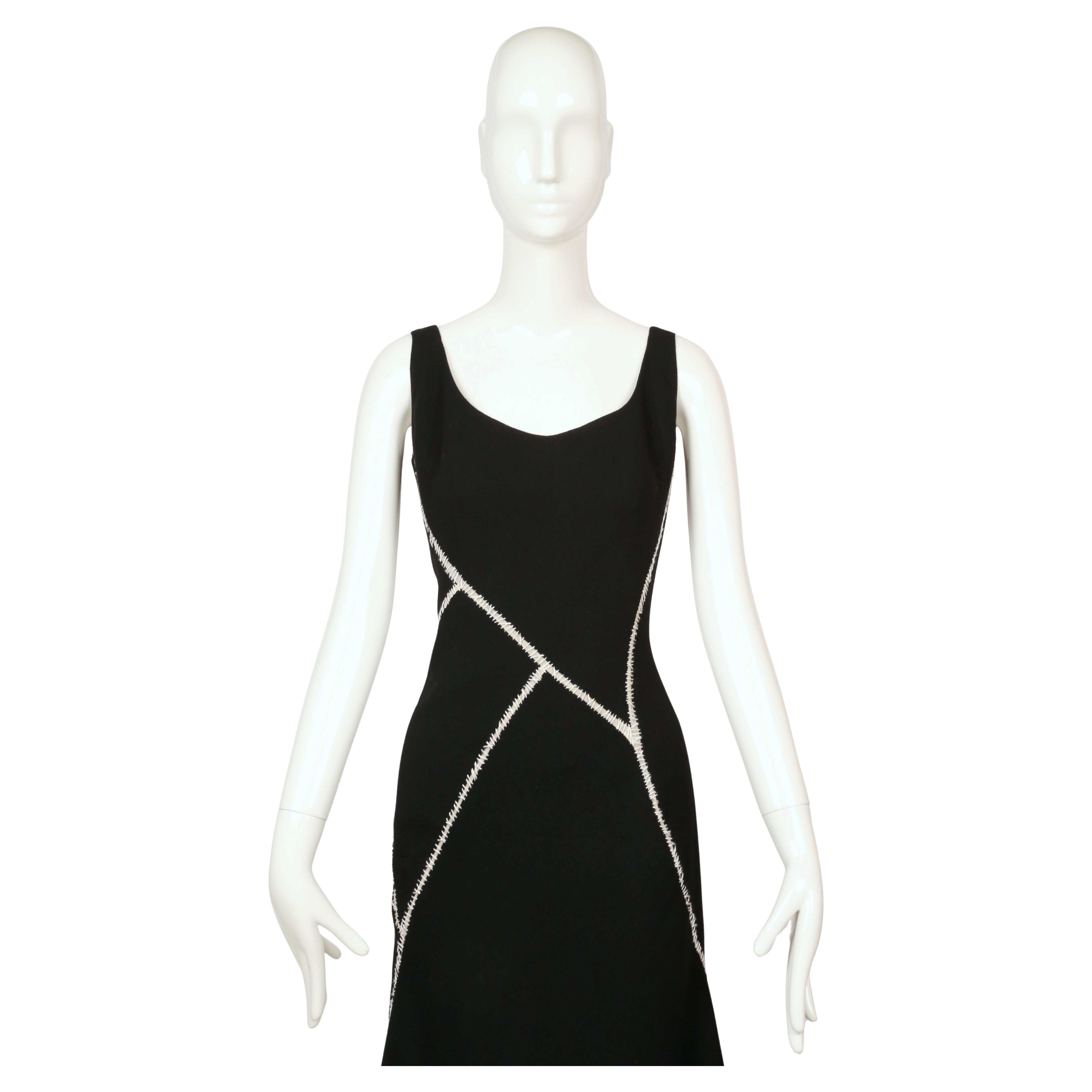 Noir ALEXANDER MCQUEEN Robe en laine noire avec surpiqûres blanches, 2004 en vente