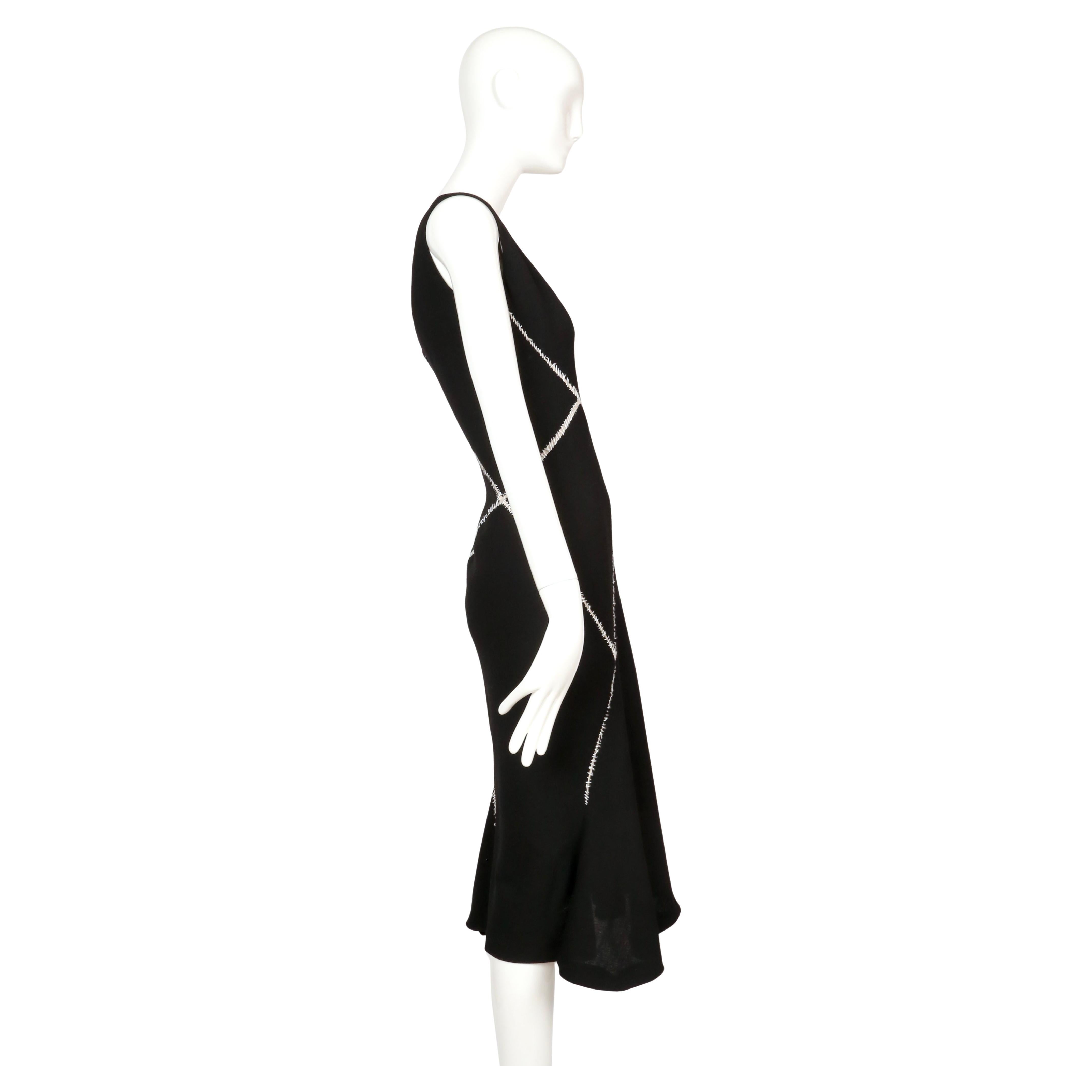ALEXANDER MCQUEEN Robe en laine noire avec surpiqûres blanches, 2004 en vente 1