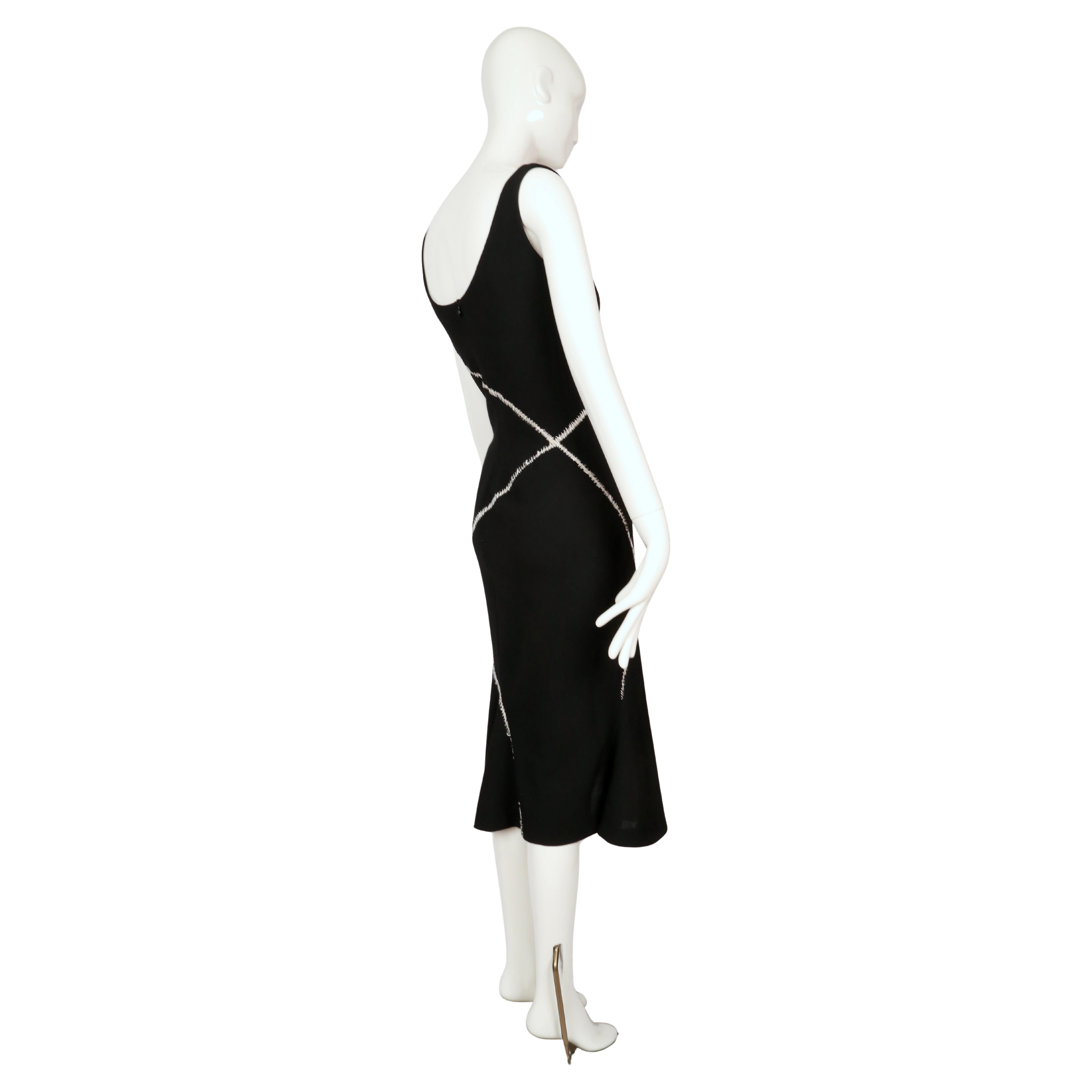 ALEXANDER MCQUEEN Robe en laine noire avec surpiqûres blanches, 2004 en vente 2
