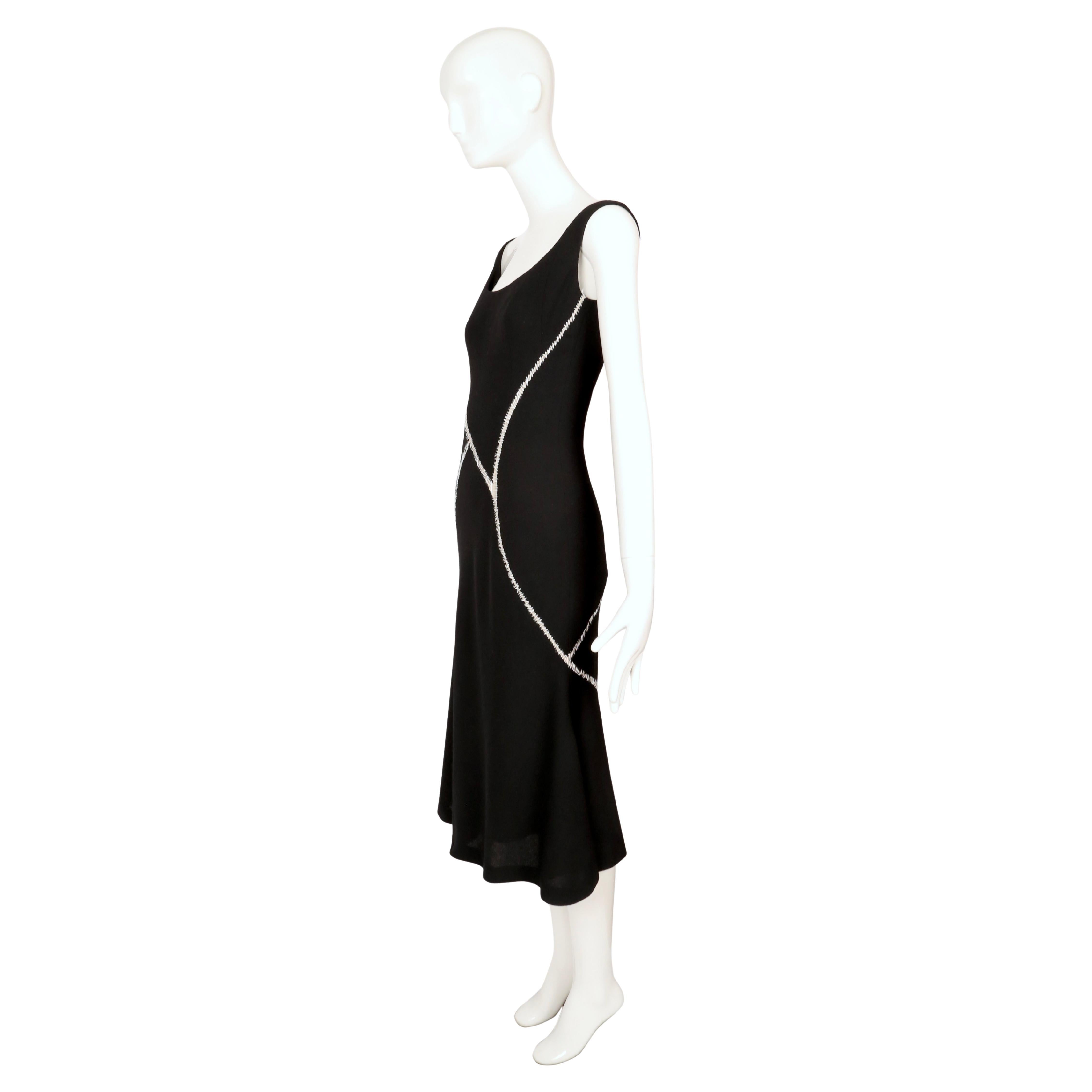 ALEXANDER MCQUEEN Robe en laine noire avec surpiqûres blanches, 2004 en vente 3