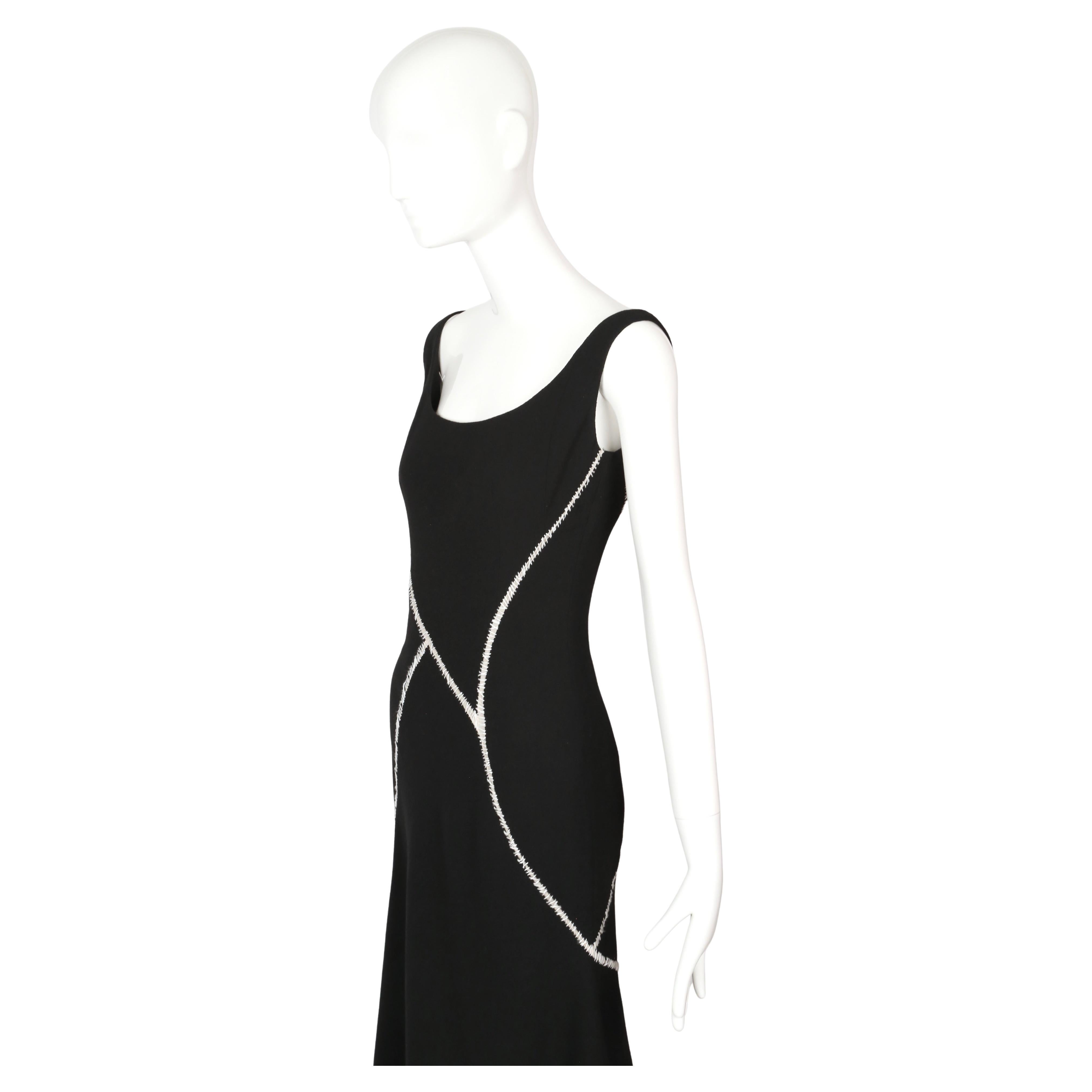 ALEXANDER MCQUEEN Robe en laine noire avec surpiqûres blanches, 2004 en vente 4