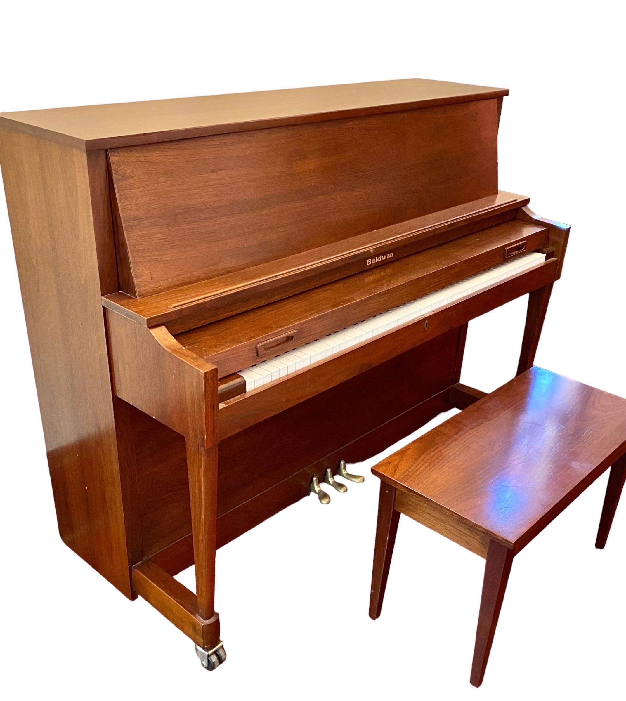 2004 Baldwin Upright Piano, 243E Pro Series – Made by Gibson in Nashville, TN In Good Condition In New Orleans, LA