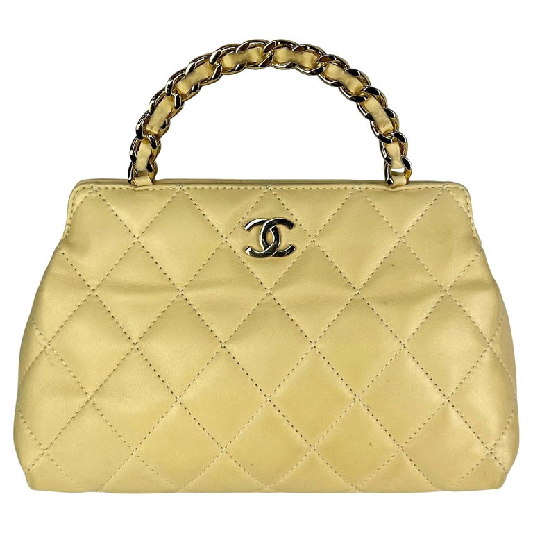 Mini sac à main en cuir matelassé beige à poignée supérieure Chanel by Karl  Lagerfeld 2004 En vente sur 1stDibs
