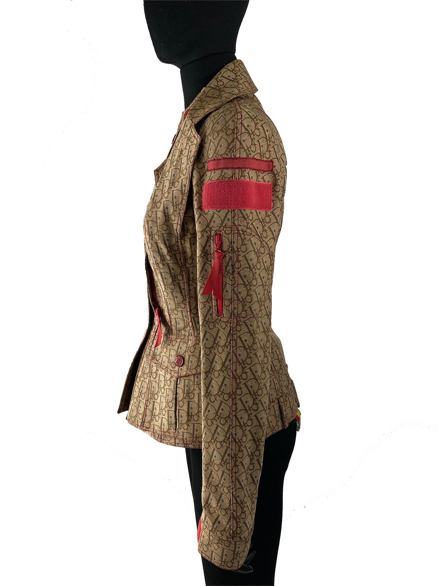 Christian Dior Rasta Bar, Frühjahrskollektion 2004, aus beigem Baumwoll-Canvas mit Monogramm, inspiriert von der kultigen Bar-Jacke aus der Kollektion 1947, mit Rundhalsausschnitt und angewachsenem Laschenverschluss, Knopfleiste vorne, eingerahmt