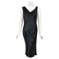2004 Christian Dior by Galliano Schwarzes rückenfreies, drapiertes, schräg geschnittenes Kleid aus Seide mit Perlen