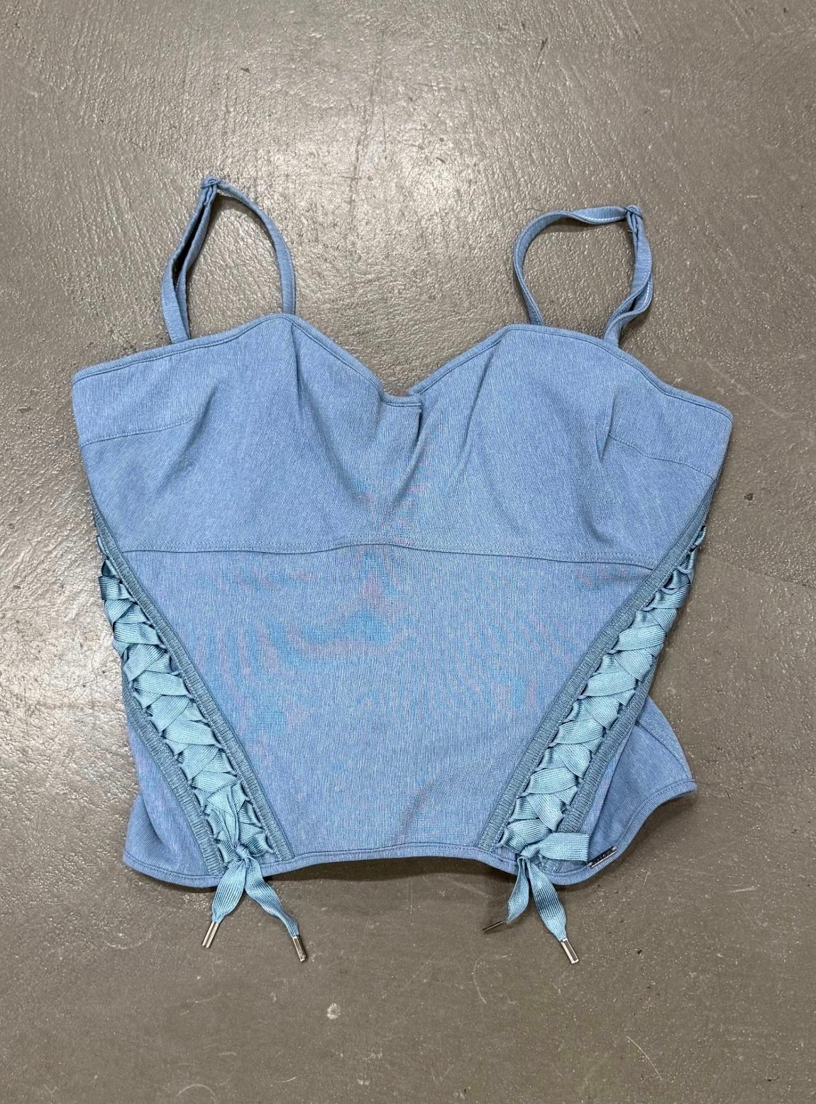 top corsé con cordones 2004 Christian Dior by Galliano

Este top corsé Dior by John Galliano 2004 muestra la sensualidad teatral característica del diseñador. Confeccionado en azul pálido con cordones laterales y un corpiño esculpido, refleja la