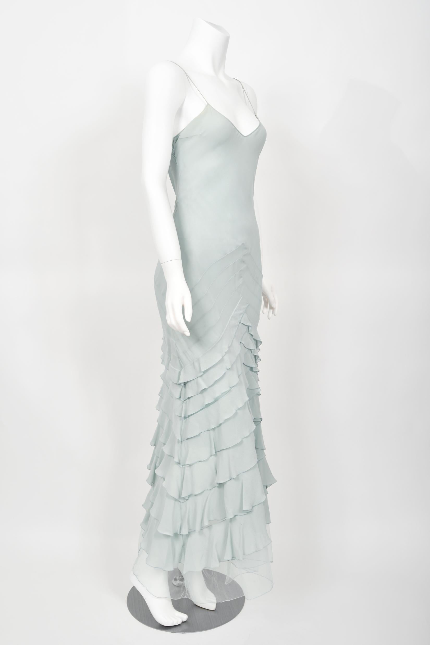 2004 Christian Dior by John Galliano Eisblaues gestuftes Kleid aus Seide und Tüll mit Schrägschnitt im Schrägschnitt 9