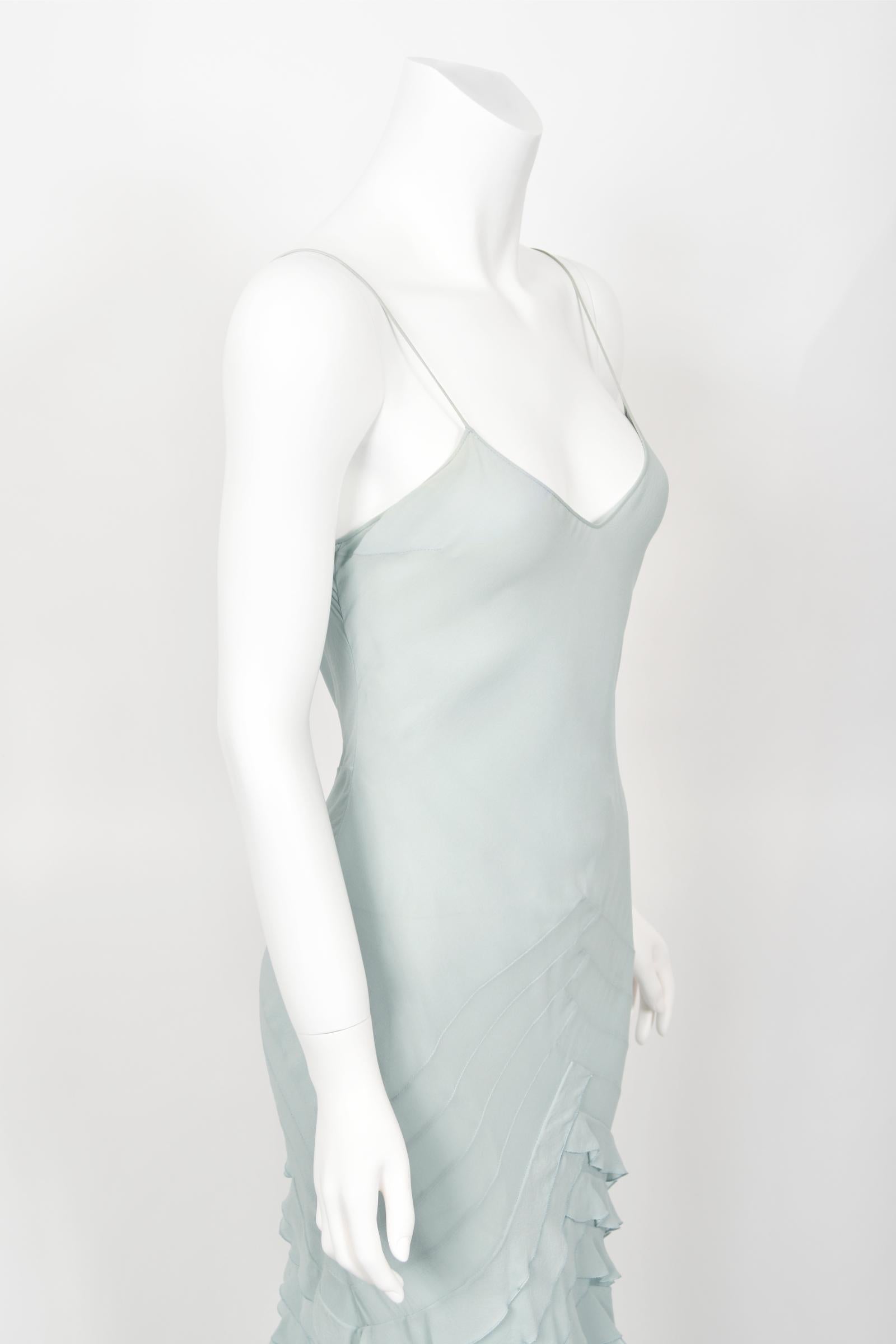 2004 Christian Dior by John Galliano Eisblaues gestuftes Kleid aus Seide und Tüll mit Schrägschnitt im Schrägschnitt 10