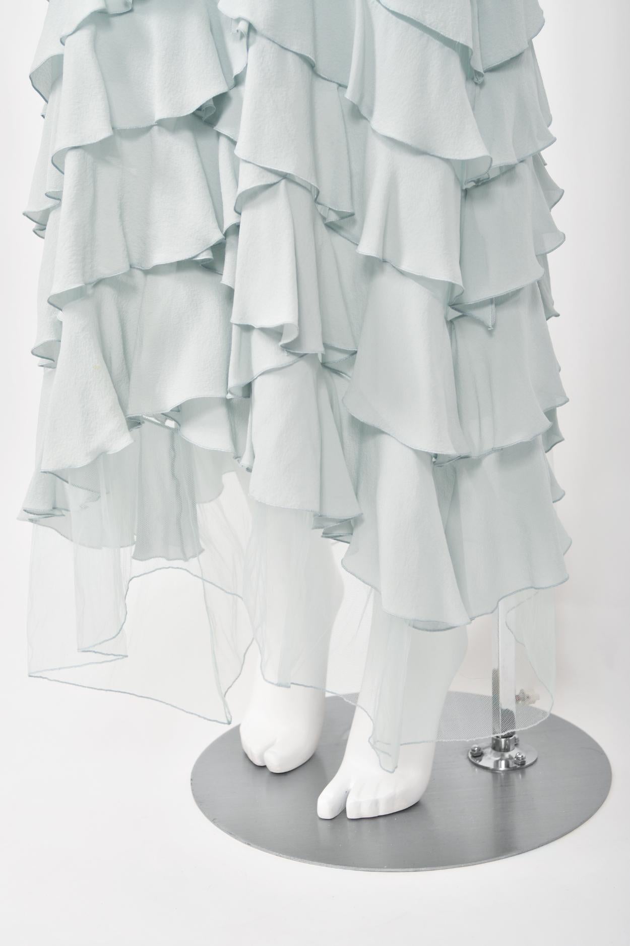 2004 Christian Dior by John Galliano Eisblaues gestuftes Kleid aus Seide und Tüll mit Schrägschnitt im Schrägschnitt 11