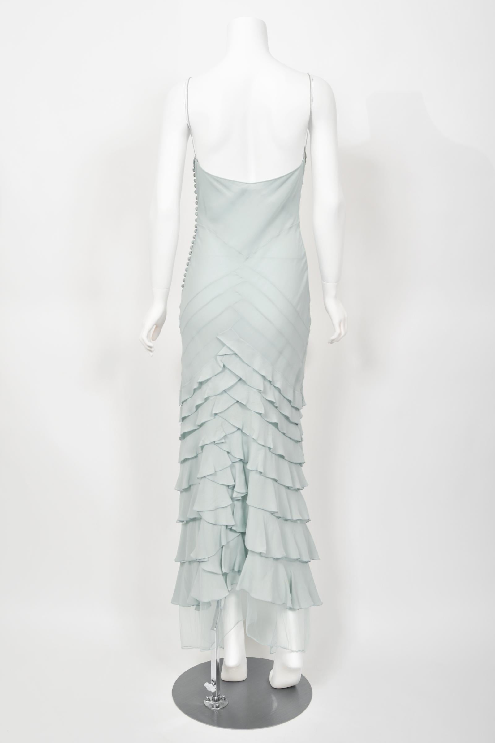 2004 Christian Dior by John Galliano Eisblaues gestuftes Kleid aus Seide und Tüll mit Schrägschnitt im Schrägschnitt 12