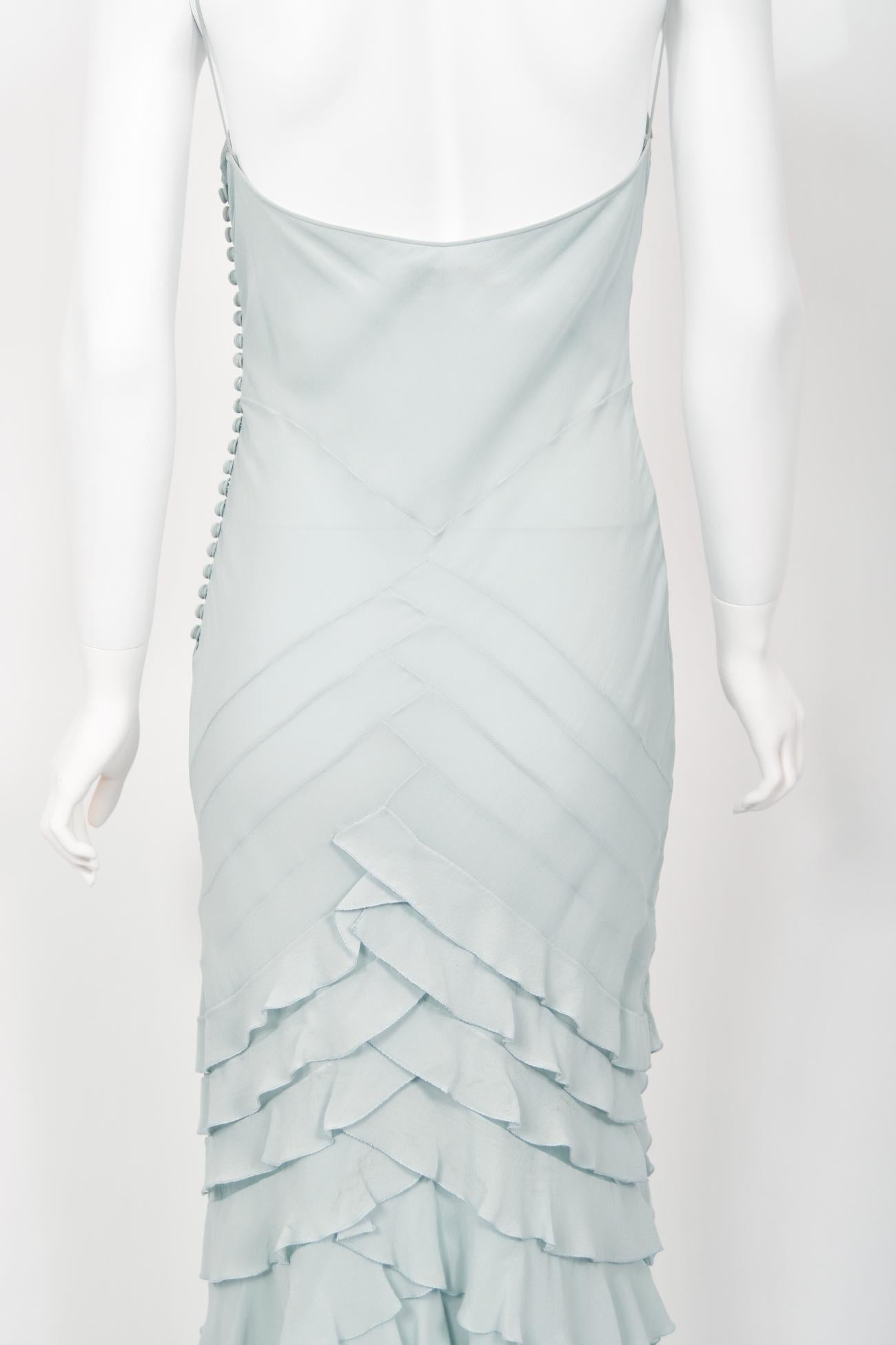 2004 Christian Dior by John Galliano Eisblaues gestuftes Kleid aus Seide und Tüll mit Schrägschnitt im Schrägschnitt 13