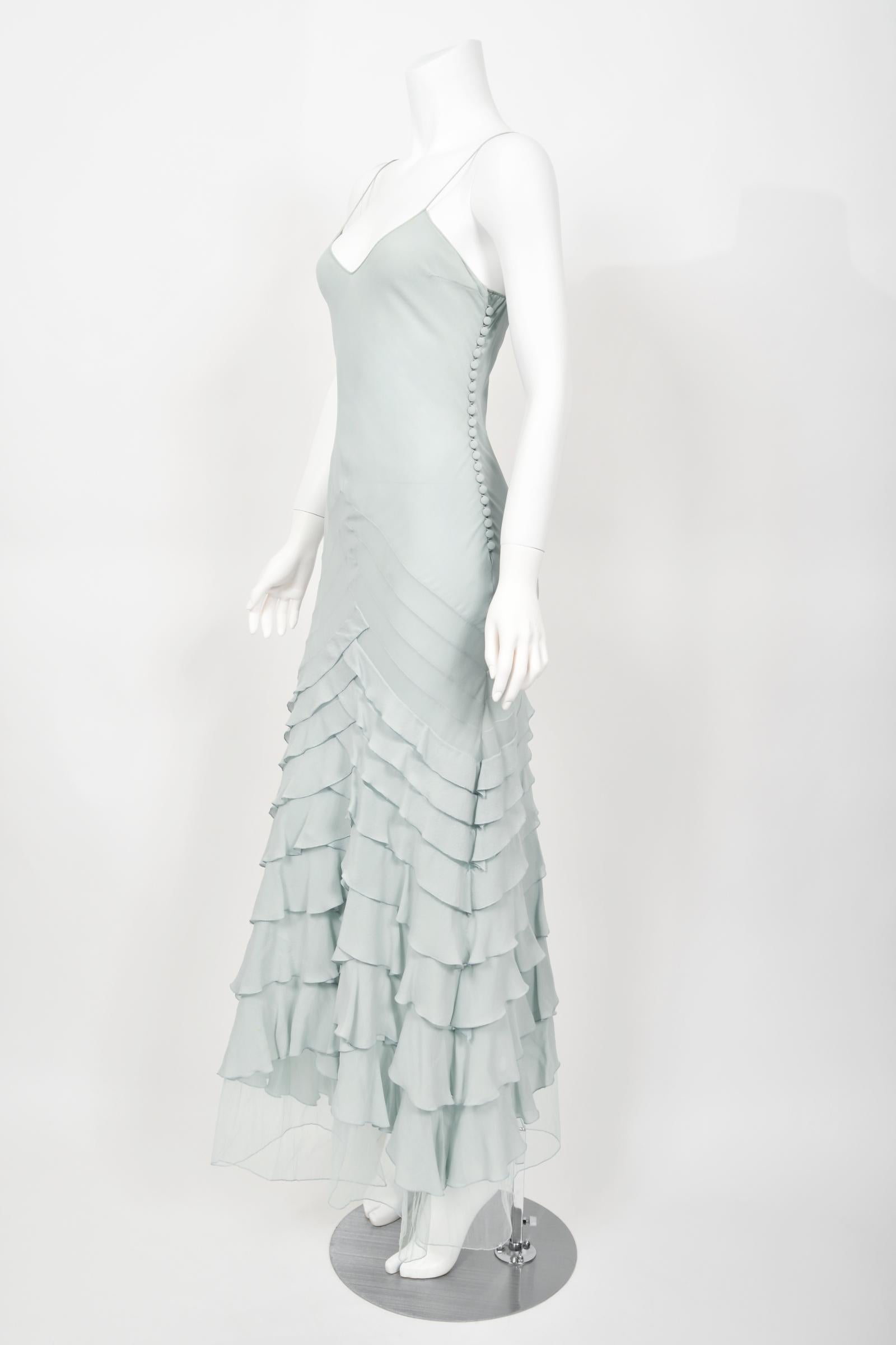 2004 Christian Dior by John Galliano Eisblaues gestuftes Kleid aus Seide und Tüll mit Schrägschnitt im Schrägschnitt 2