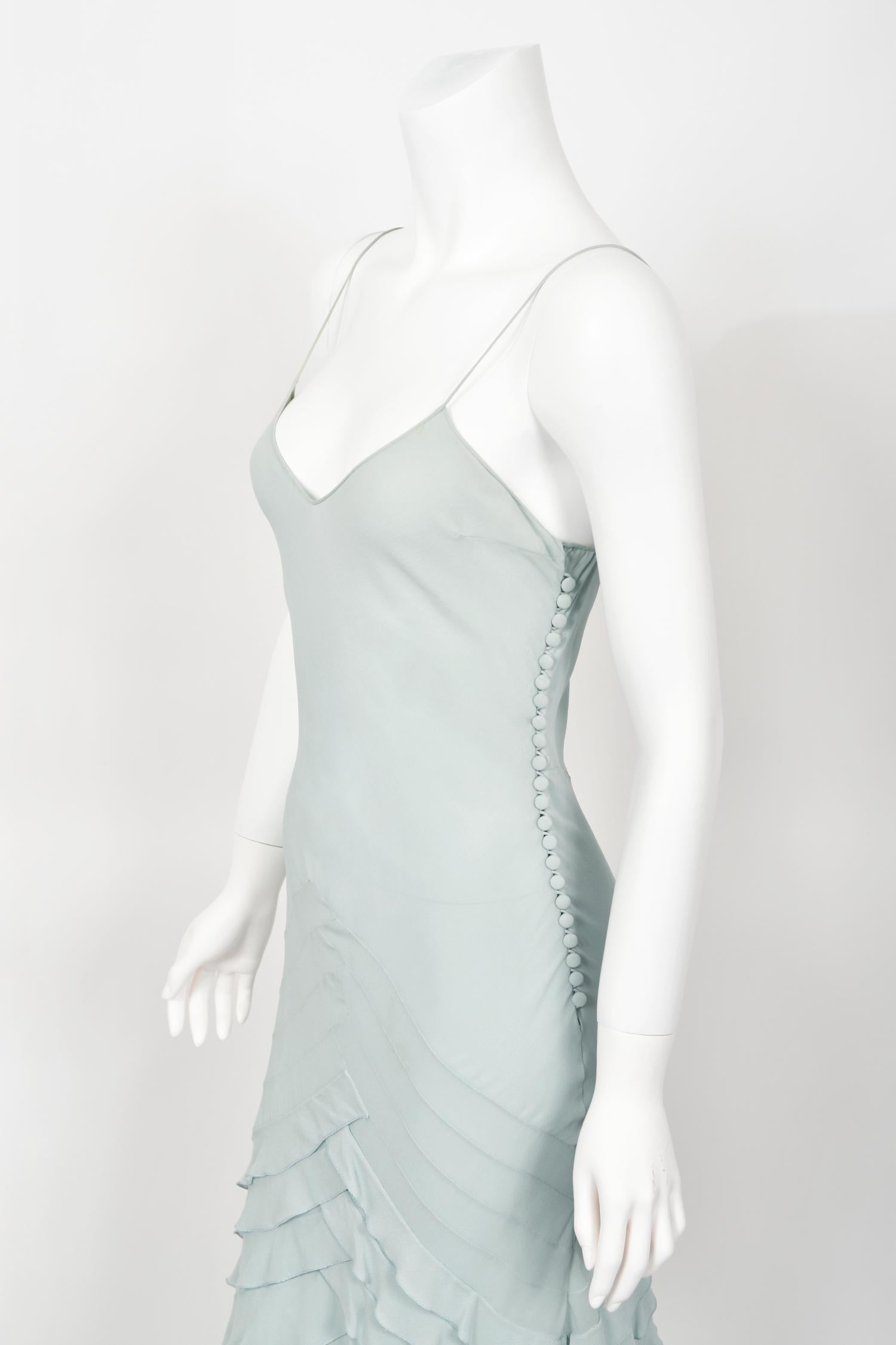 2004 Christian Dior by John Galliano Eisblaues gestuftes Kleid aus Seide und Tüll mit Schrägschnitt im Schrägschnitt 3