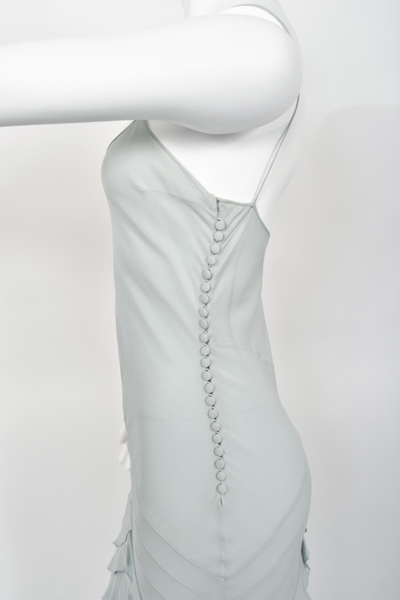 2004 Christian Dior by John Galliano Eisblaues gestuftes Kleid aus Seide und Tüll mit Schrägschnitt im Schrägschnitt 4