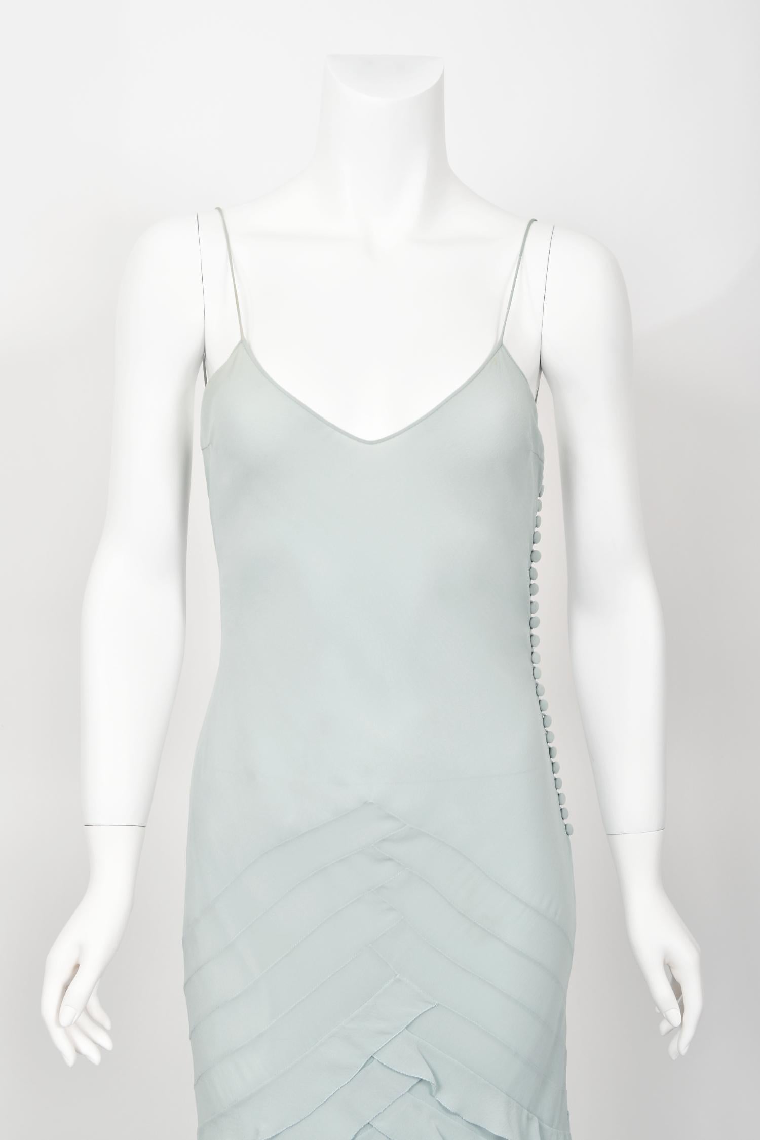 2004 Christian Dior by John Galliano Eisblaues gestuftes Kleid aus Seide und Tüll mit Schrägschnitt im Schrägschnitt 5