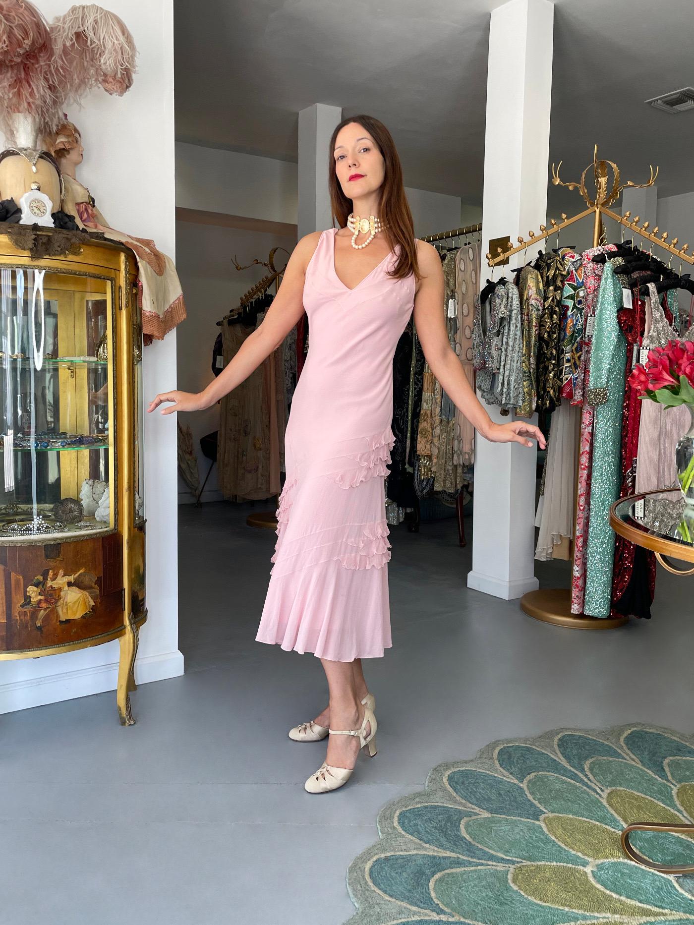 2004 Christian Dior by John Galliano Vestido de seda rosa con volantes y corte al bies en venta 8