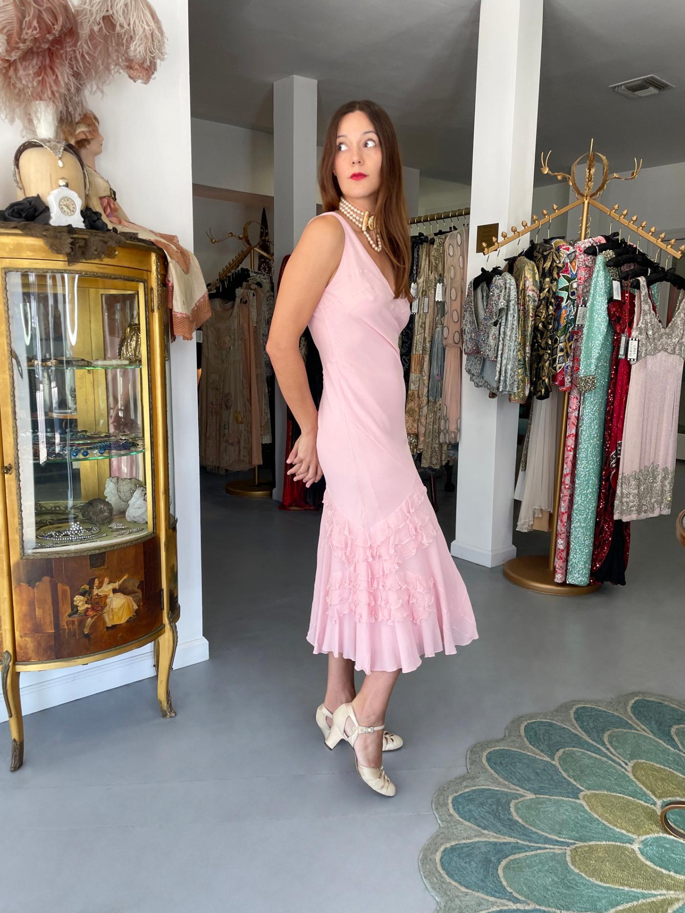 2004 Christian Dior by John Galliano Vestido de seda rosa con volantes y corte al bies Beige en venta