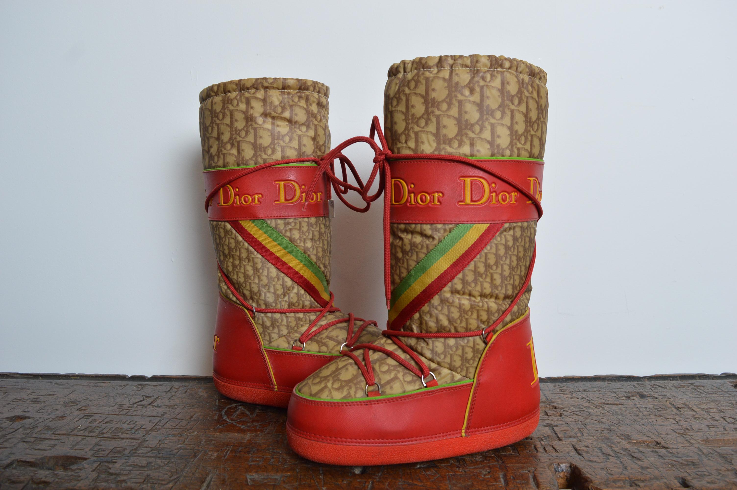 2004 Christian Galliano for Christian Dior by John Galliano Rasta Diorissimo Logo Moon Stivali da neve 35-37 in vendita 8