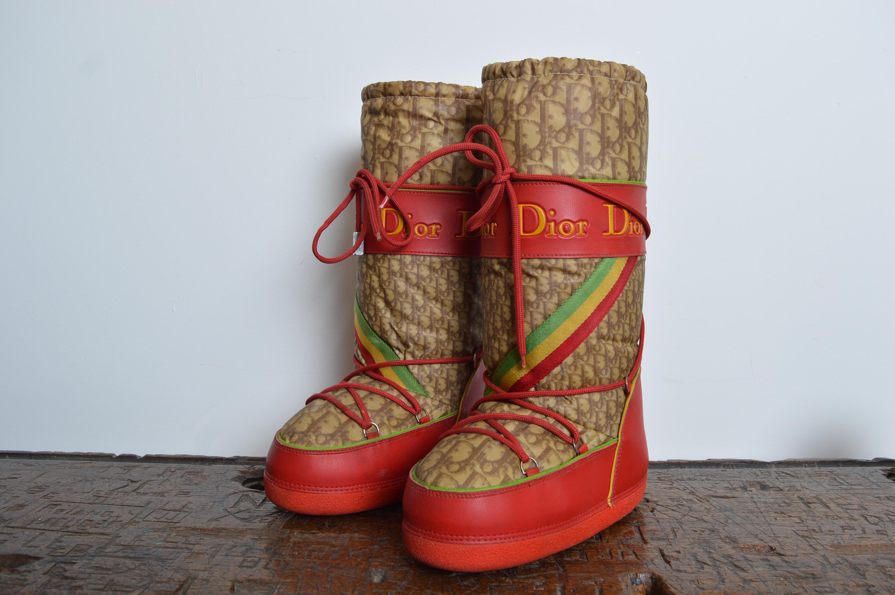 2004 Christian Galliano for Christian Dior by John Galliano Rasta Diorissimo Logo Moon Stivali da neve 35-37 in vendita 12