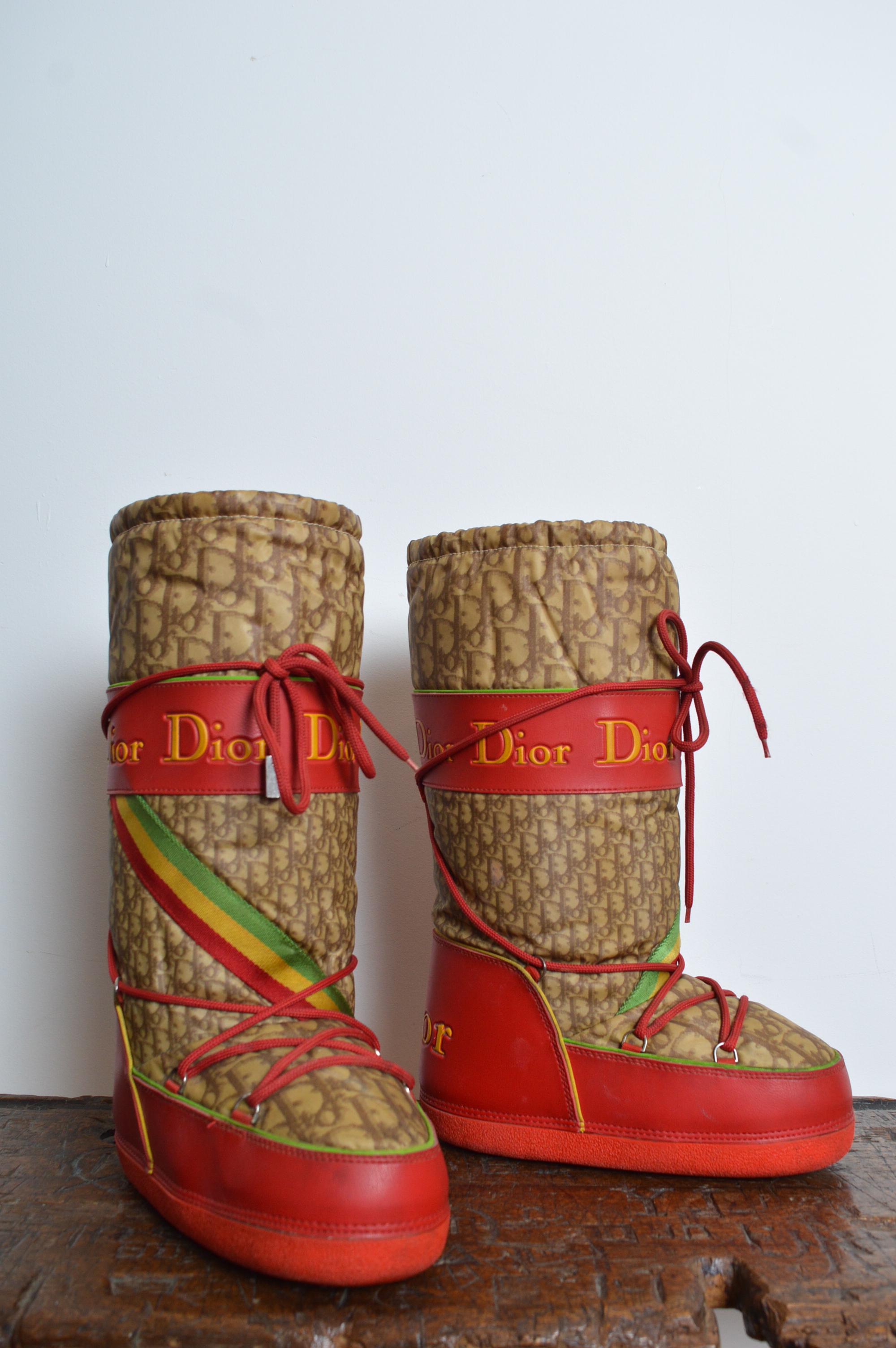 2004 Christian Galliano for Christian Dior by John Galliano Rasta Diorissimo Logo Moon Stivali da neve 35-37 in vendita 3