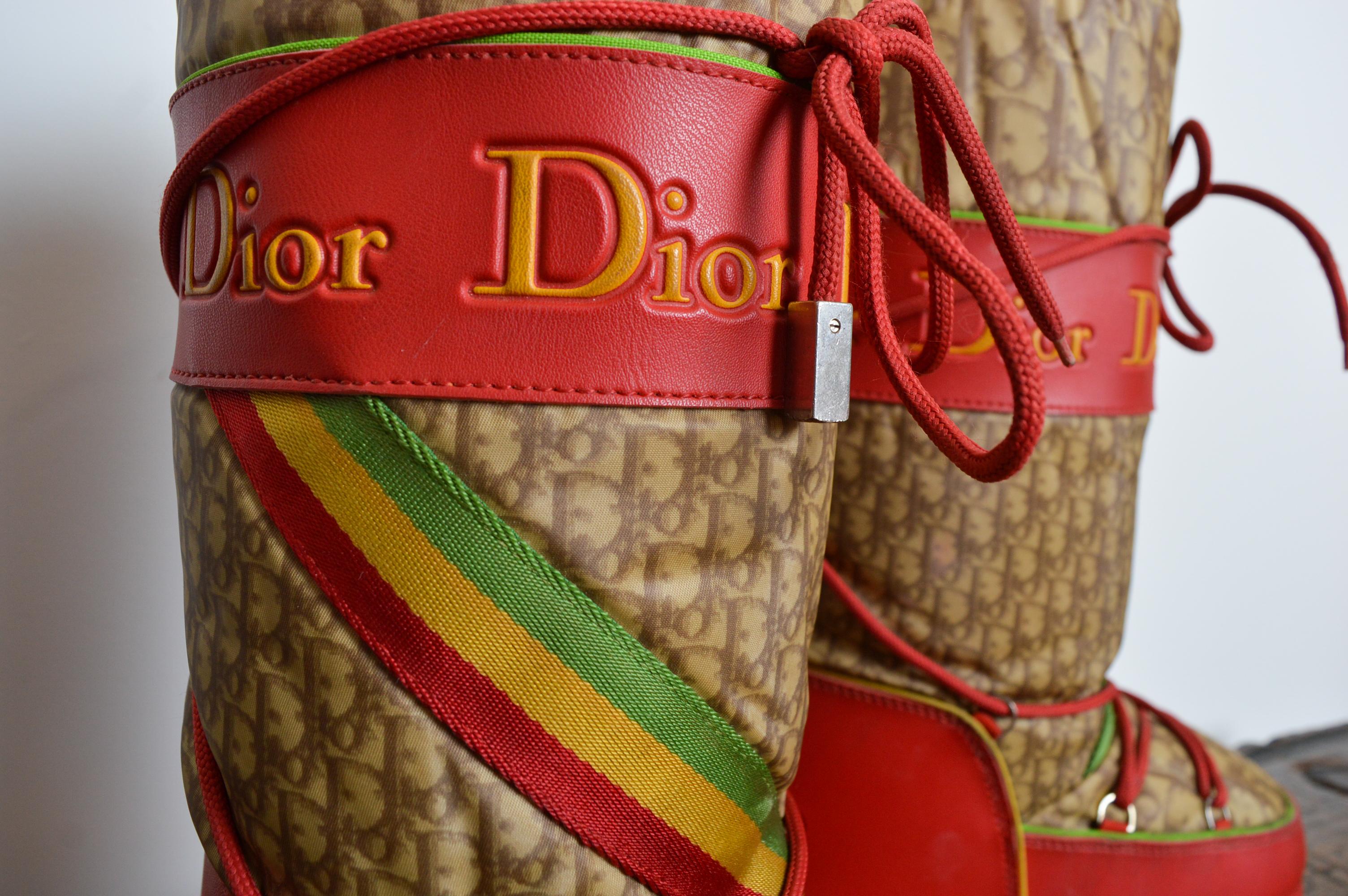 2004 Christian Galliano for Christian Dior by John Galliano Rasta Diorissimo Logo Moon Stivali da neve 35-37 in vendita 4