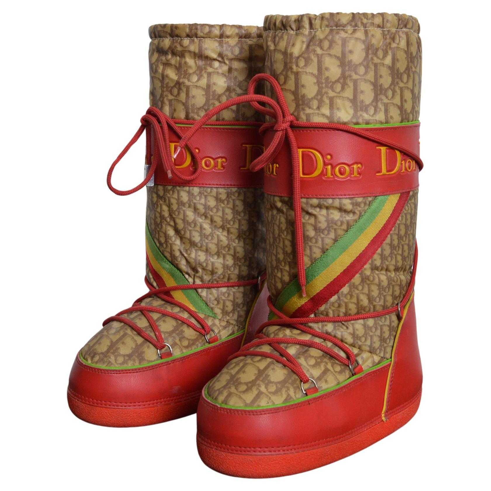 2004 Christian Galliano for Christian Dior by John Galliano Rasta Diorissimo Logo Moon Stivali da neve 35-37 in vendita