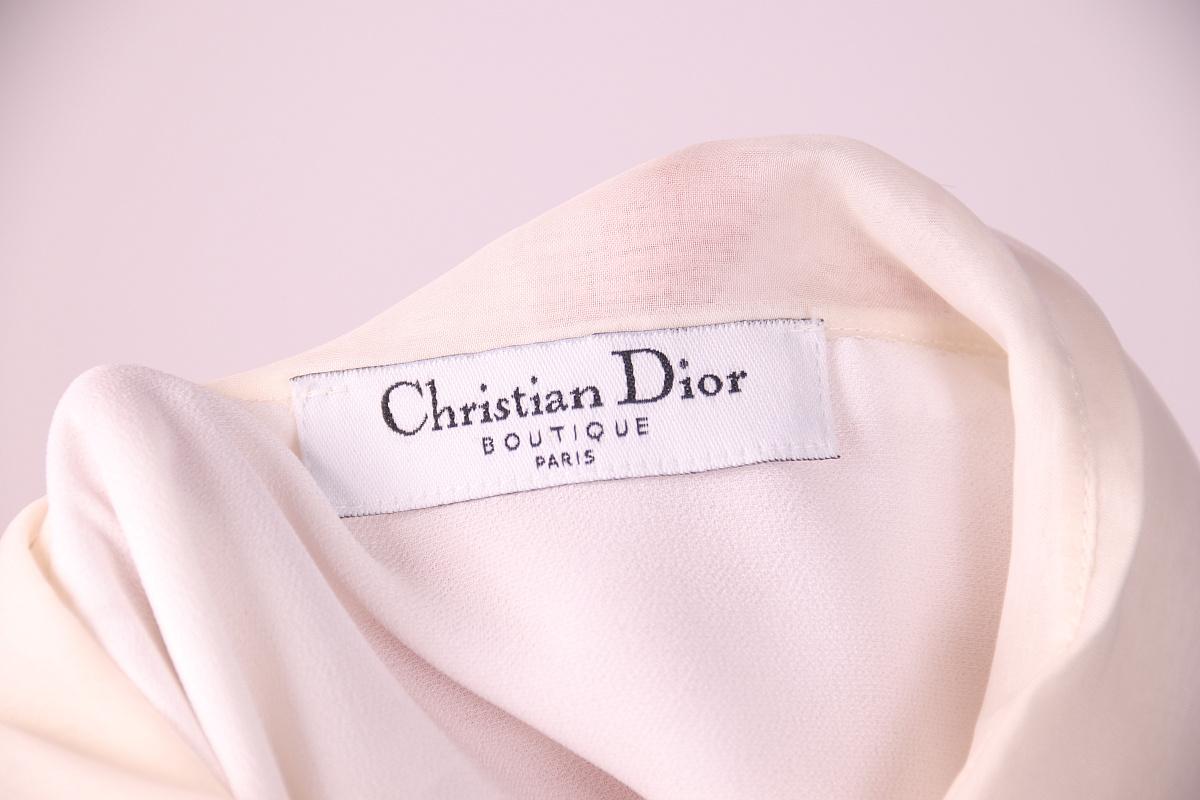 2004 Christian Dior Fall 2004 Ready-to-Wear Silk Blouse

size F 40

transparent on display, this one is opaque

The condition is excellent