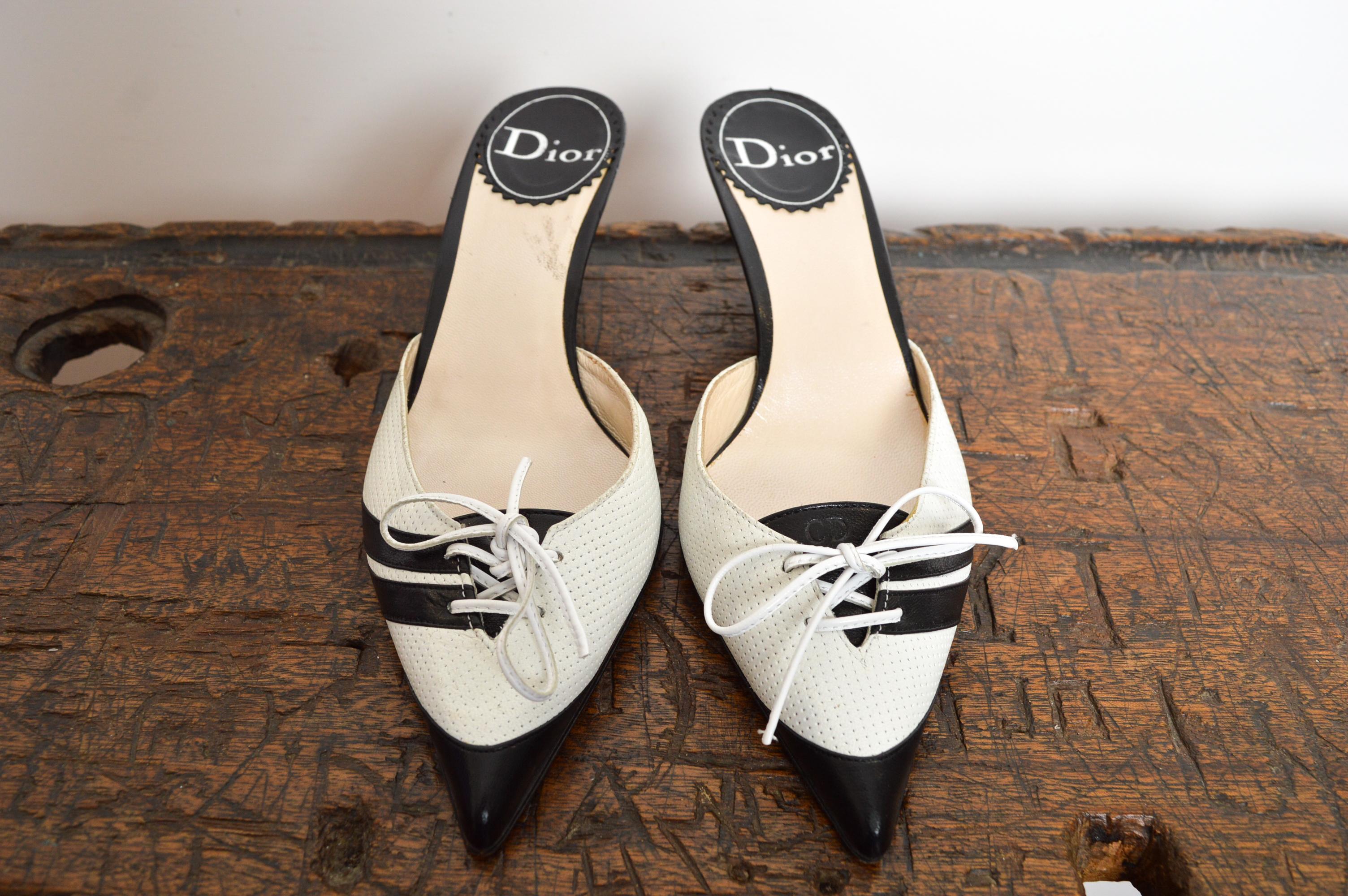 2004 Christian Dior Galliano D'Trick in pelle bianca con tacchi sportivi a punta in vendita 6