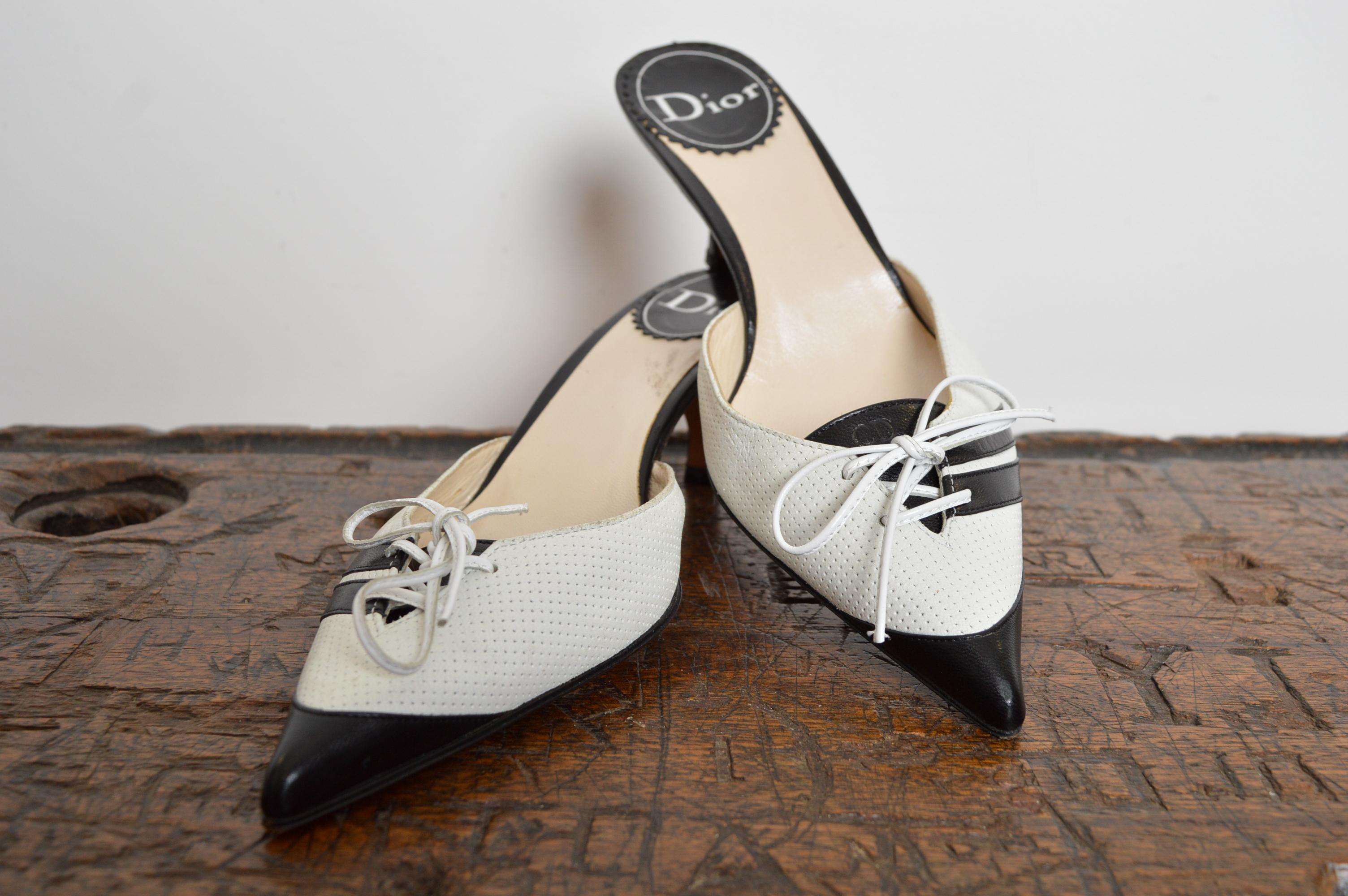 2004 Christian Dior Galliano D'Trick in pelle bianca con tacchi sportivi a punta in vendita 7