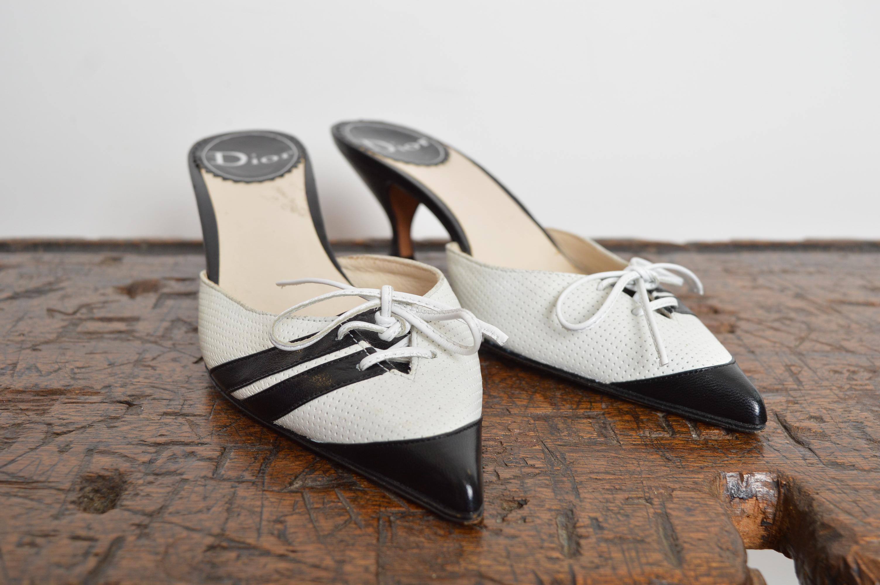 Bianco 2004 Christian Dior Galliano D'Trick in pelle bianca con tacchi sportivi a punta in vendita