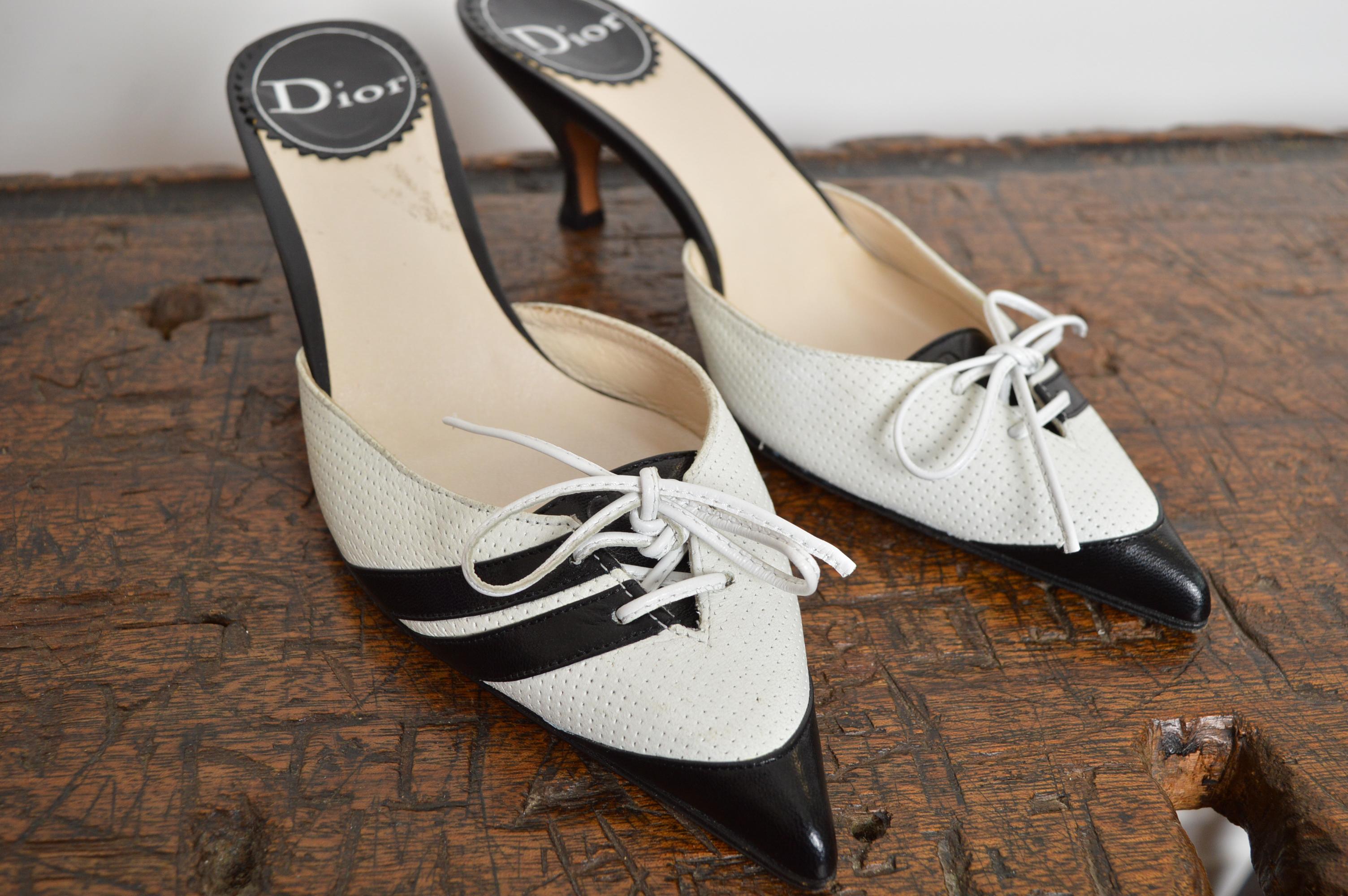 2004 Christian Dior Galliano D'Trick in pelle bianca con tacchi sportivi a punta In condizioni buone in vendita a Sheffield, GB