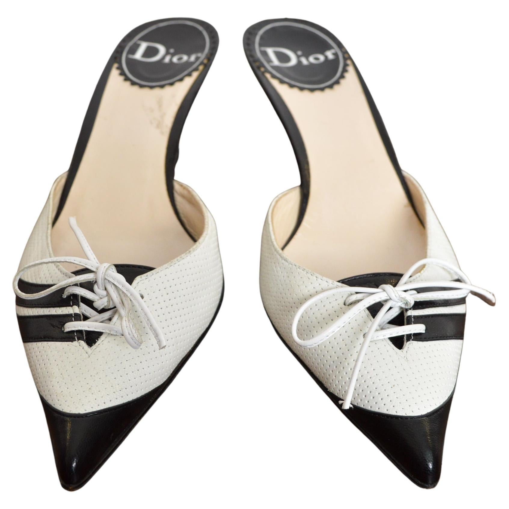 2004 Christian Dior Galliano D'Trick in pelle bianca con tacchi sportivi a punta in vendita