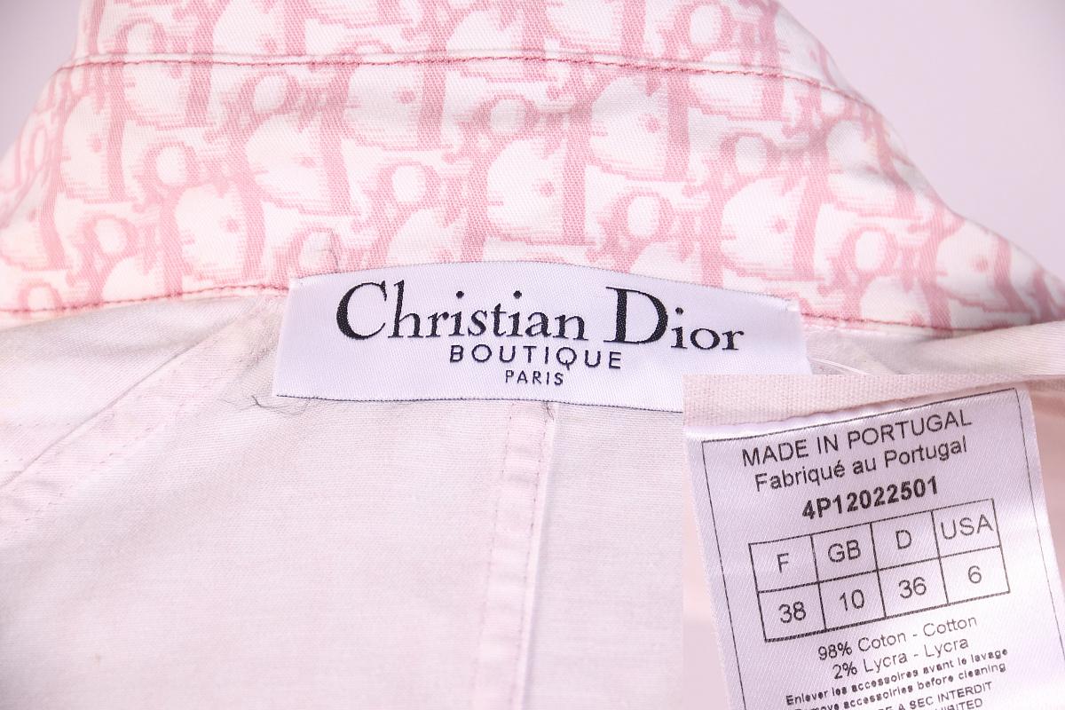 Christian Dior Galliano Monogram denim suit

Skirt size F 34
Jacket size F 38

Jacket is in excellent condition
But there is a stain on the skirt and the monogram is slightly worn off
