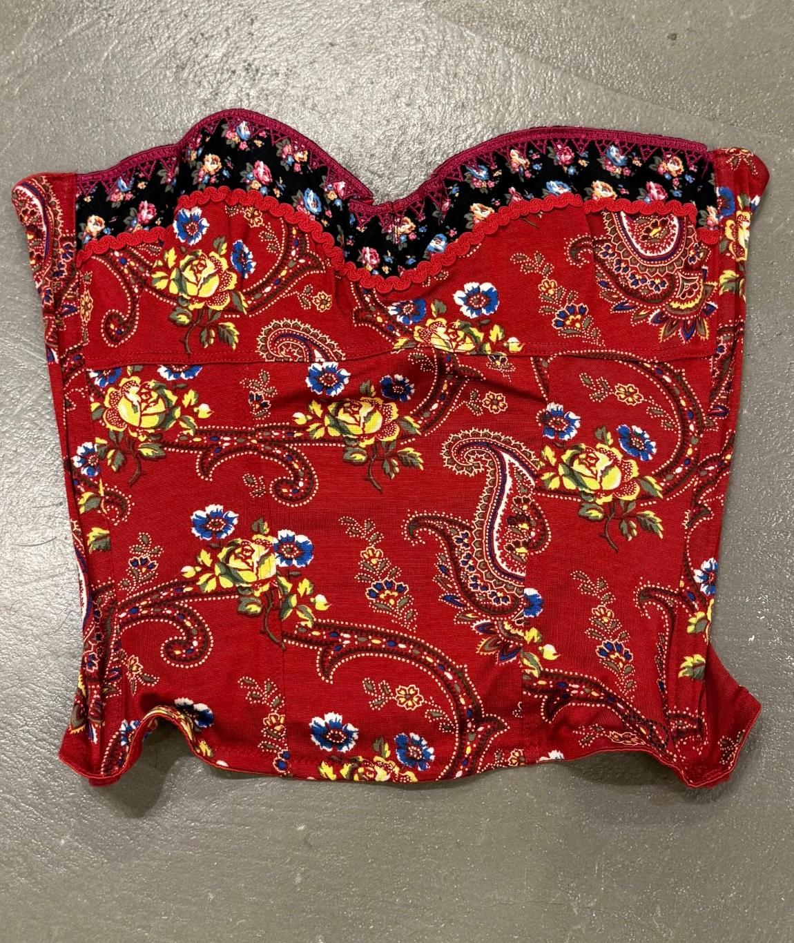 2004 Christian Dior - Top corset à motif cachemire

Ce rare top corset de Christian Dior, datant d'environ 2004, présente un motif cachemire et floral complexe dans des tons rouges riches, évoquant un esprit romantique et bohème. La silhouette sans