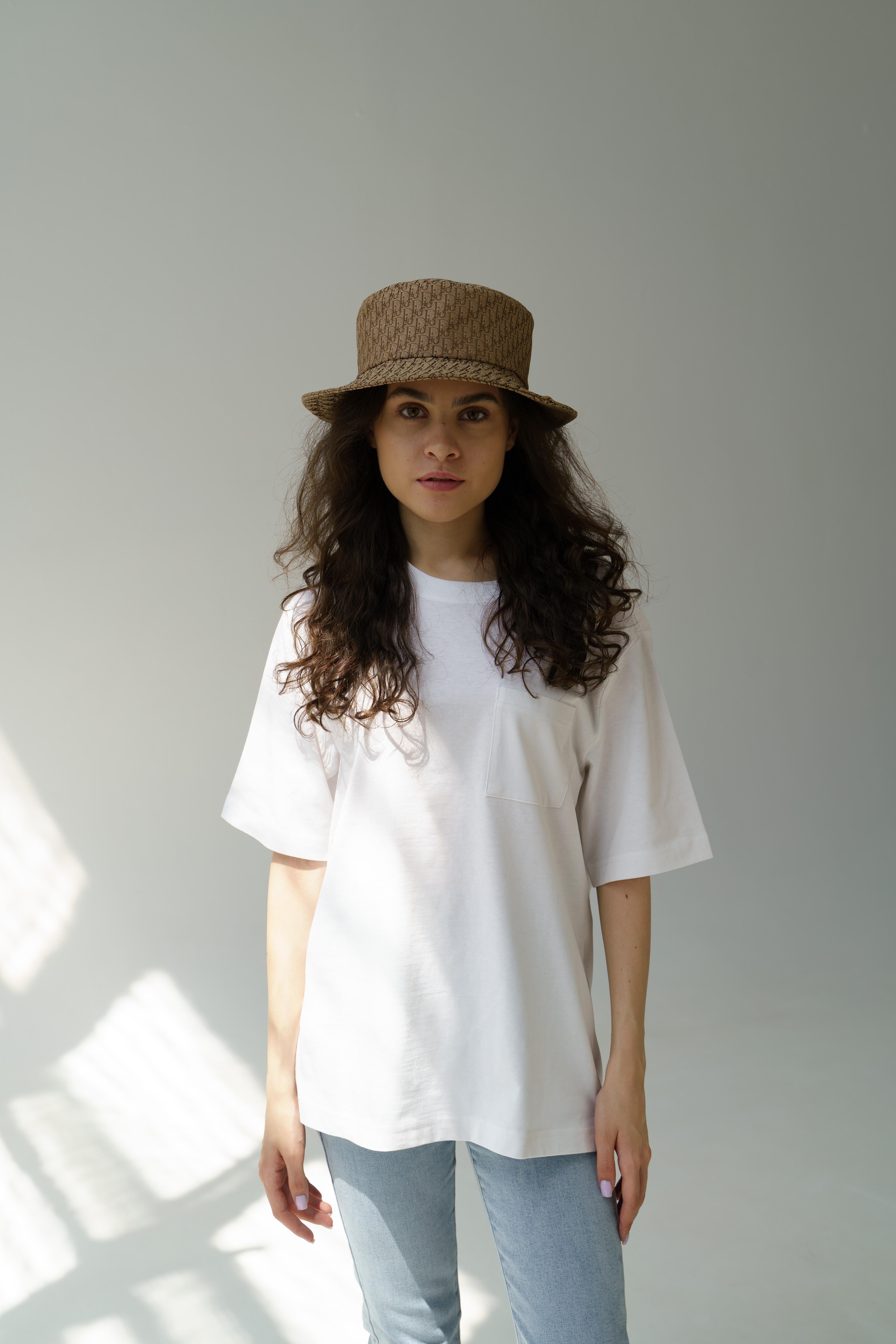 Dior Galliano Oblique Jacquard Bucket Hat Diorissimo Trotter
John Galliano pour Christian Dior
Année de production : 2004
Christian Dior style : stc04001a
Pays de fabrication : France
Composition : 49% polyester, 48% coton, 3% résine
Taille : 57.
