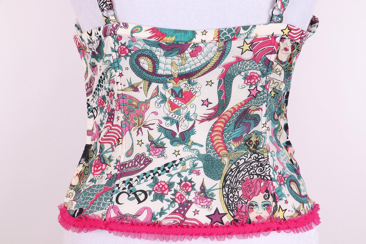 2001 Dior Tattoo Logo Corsetto
John Galliano for Christian Dior 
Collection'S: Christian Dior - Primavera 2004 - Pronto per l'abbigliamento
Paese di produzione: Francia
Top a corsetto


manichino 84,5 cm x 62 cm x 91 cm manichino 33,35 in x 24,49 in