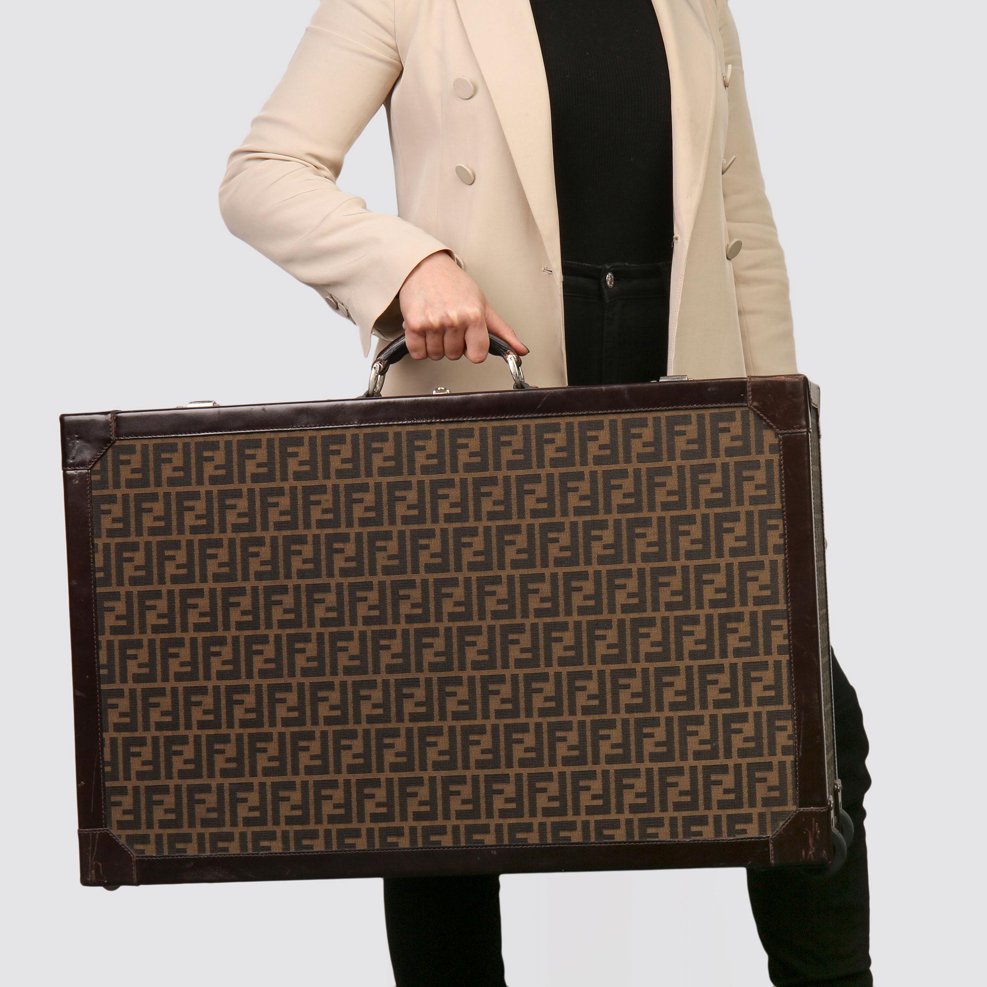 FENDI
Brown Zucca Monogram Canvas Rolling Trunk, Originally Owned by Karl Lagerfeld

Xupes Reference: HB3270
Age (Circa): 2004
Accompanied By: Luggage Tag
Gender: Unisex
Type: Travel

Colour: Brown
Hardware: Ruthenium
Material(s): Canvas & Calfskin