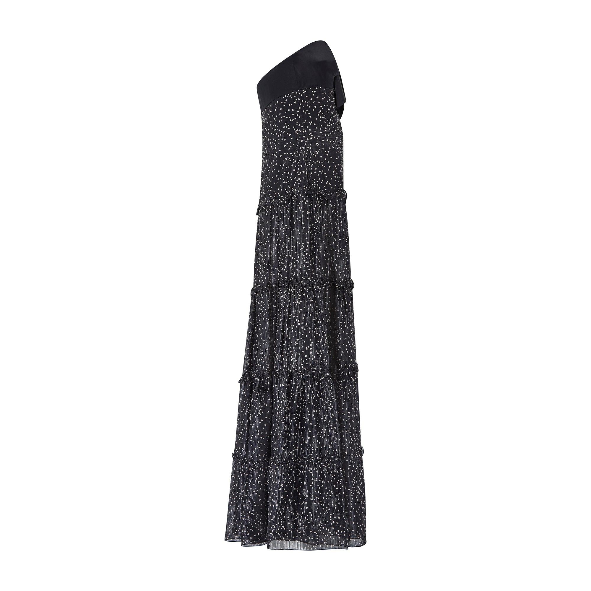 Cette robe de soirée gracieuse et classique a été conçue par Giorgio Armani en 2004 pour sa ligne de prêt-à-porter de luxe. S'inspirant des signatures de la maison Armani, à savoir les tenues de soirée aux détails complexes et les drapés cérébraux,